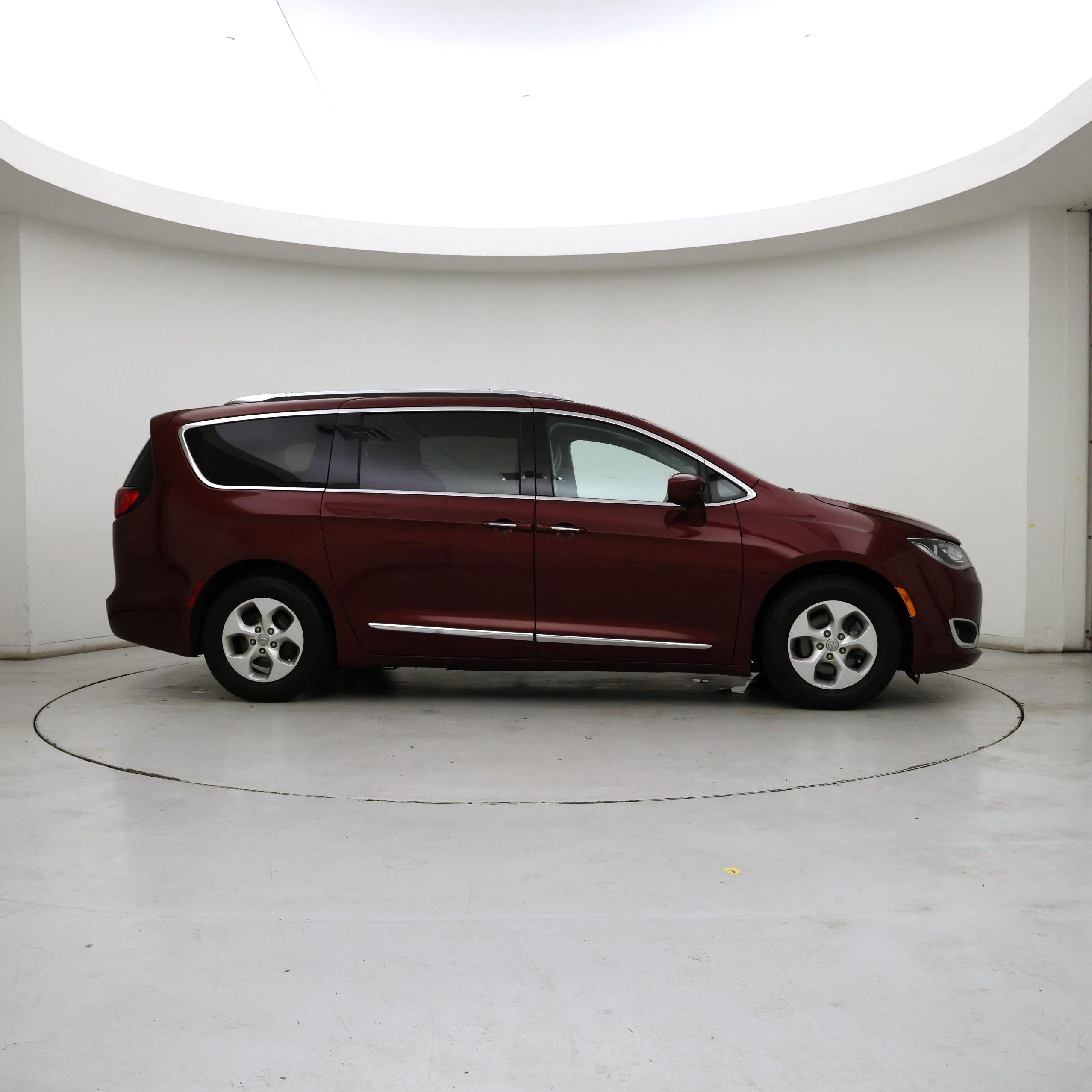 Thumbnail: 2017 Chrysler Pacifica - 7