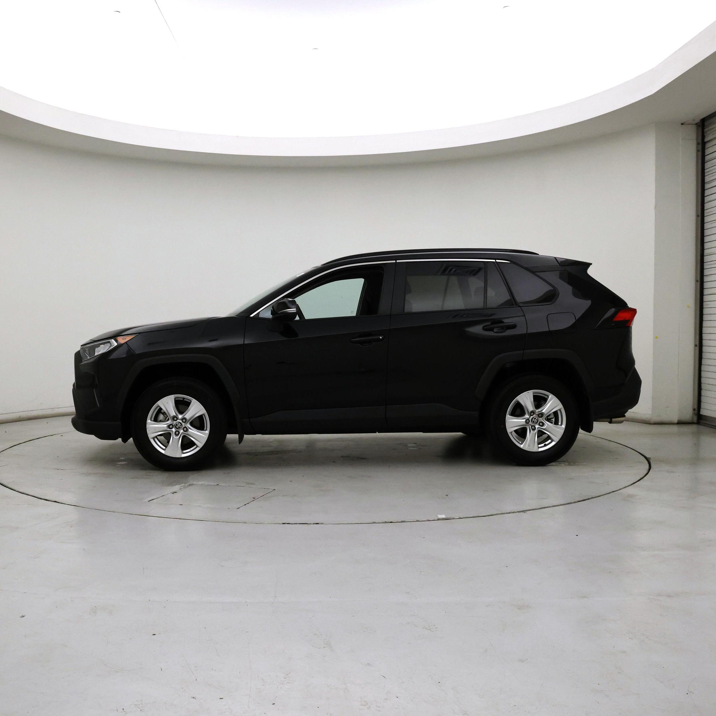 Thumbnail: 2021 Toyota RAV4 - 3