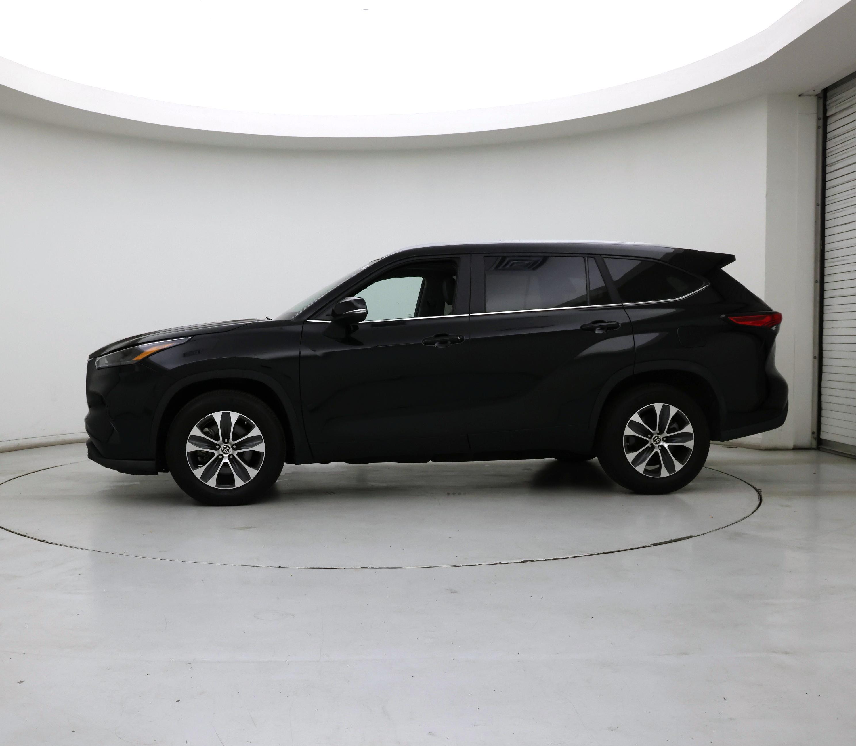 Thumbnail: 2023 Toyota Highlander - 3