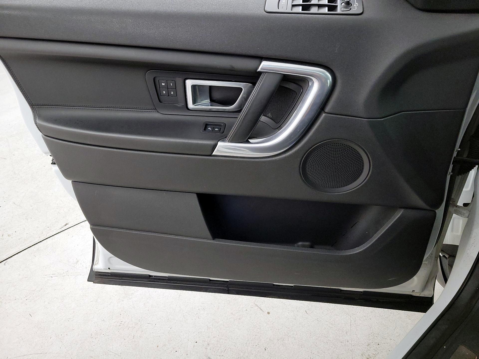 Thumbnail: 2016 Land Rover Discovery Sport - 12