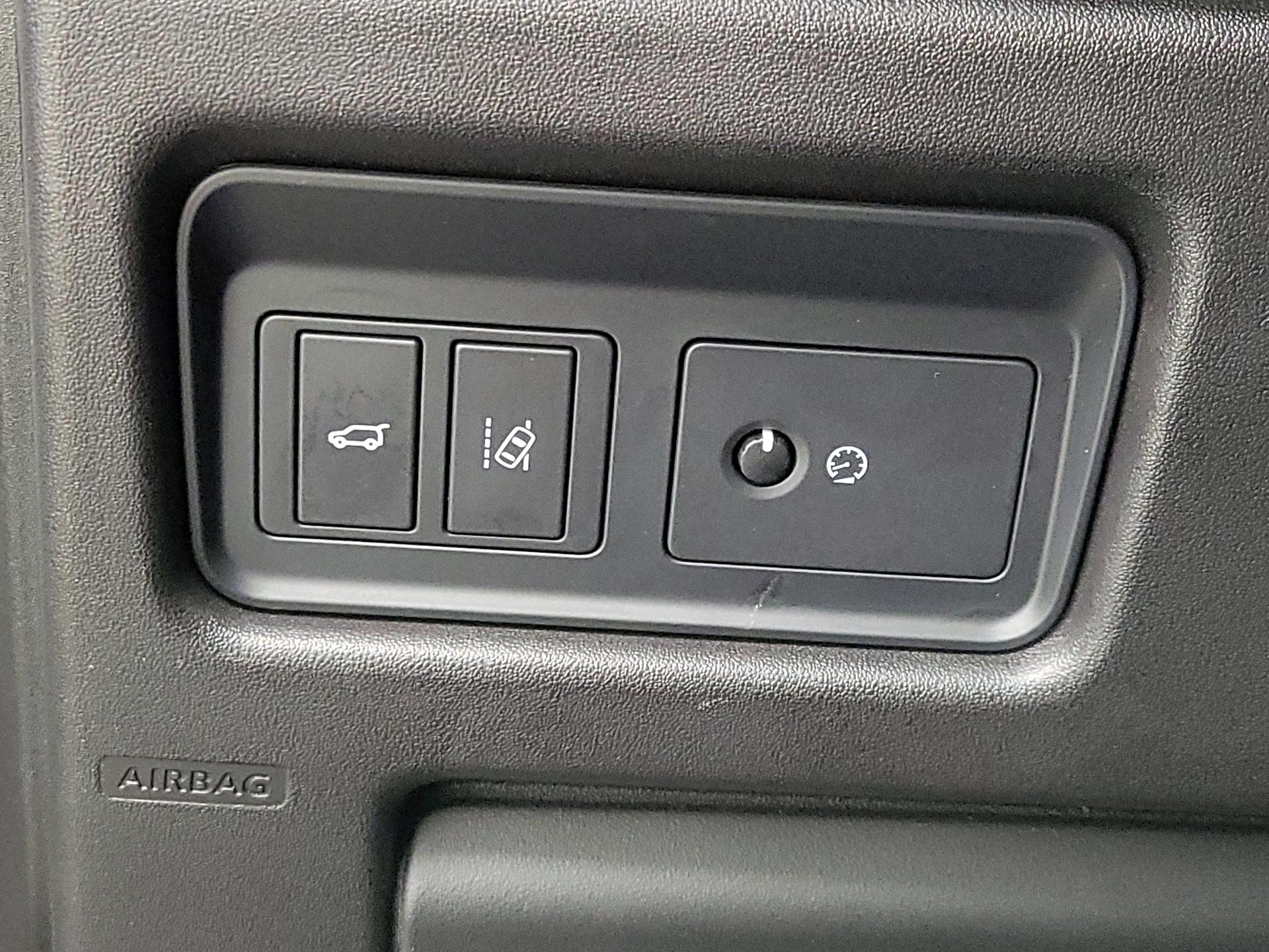 Thumbnail: 2016 Land Rover Discovery Sport - 13