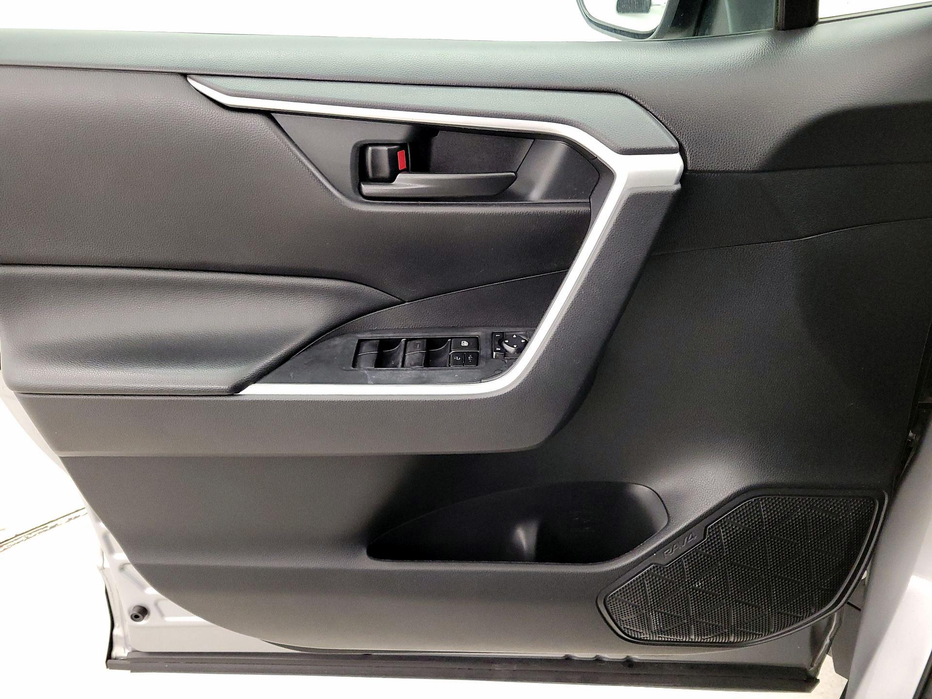 Thumbnail: 2020 Toyota RAV4 - 12