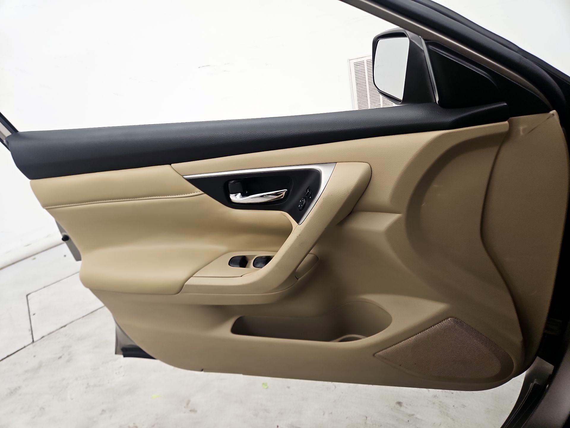 Thumbnail: 2015 Nissan Altima - 12