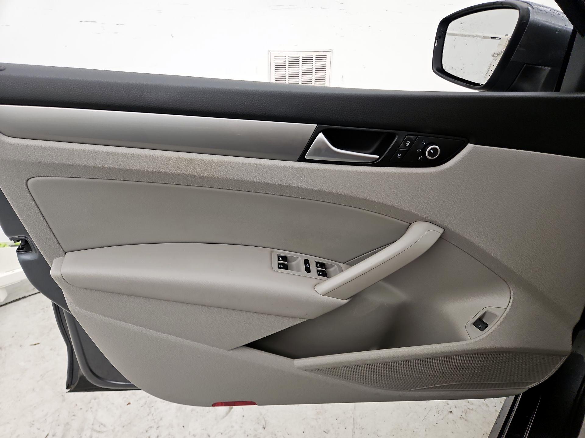 Thumbnail: 2015 Volkswagen Passat - 12