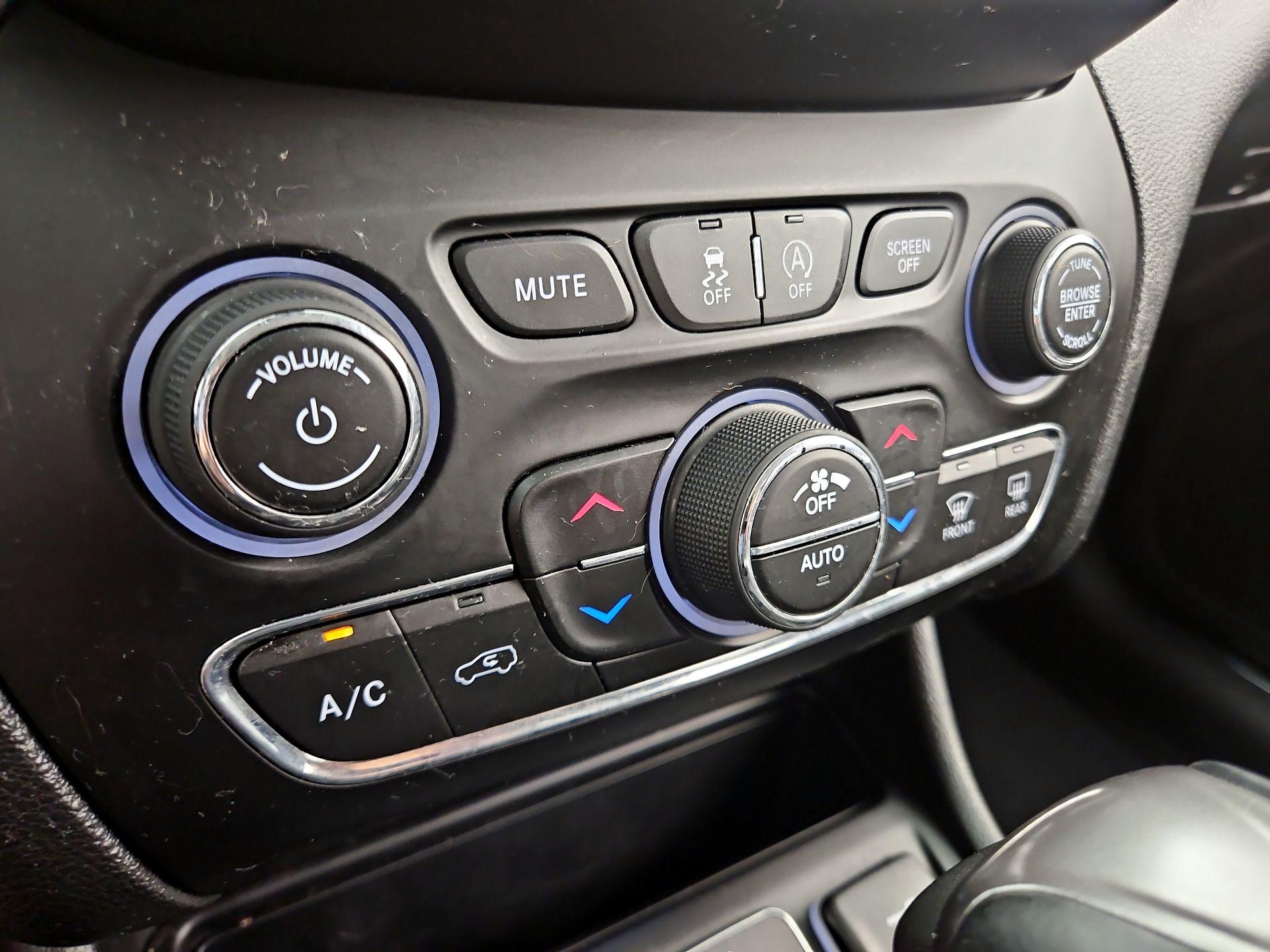 Thumbnail: 2019 Jeep Cherokee - 16