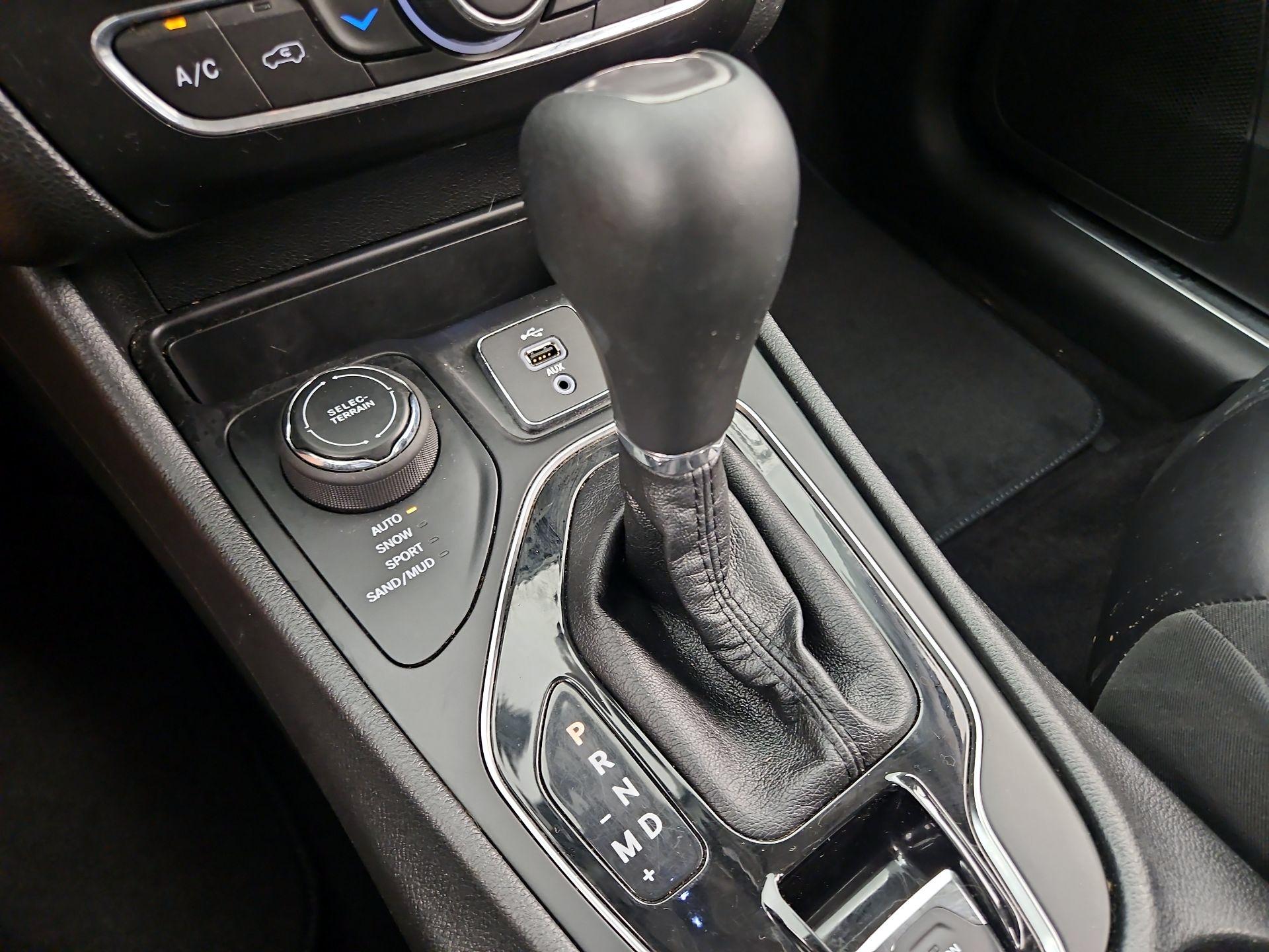 Thumbnail: 2019 Jeep Cherokee - 17