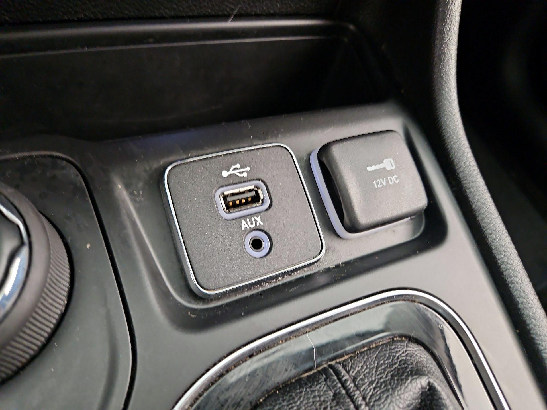 Thumbnail: 2019 Jeep Cherokee - 18
