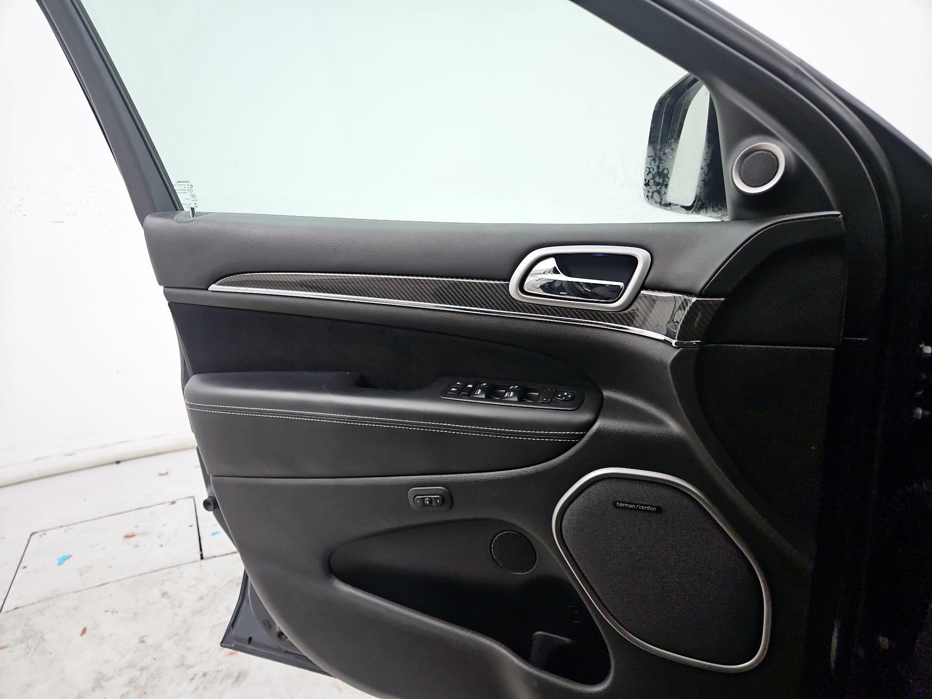 Thumbnail: 2017 Jeep Grand Cherokee - 12