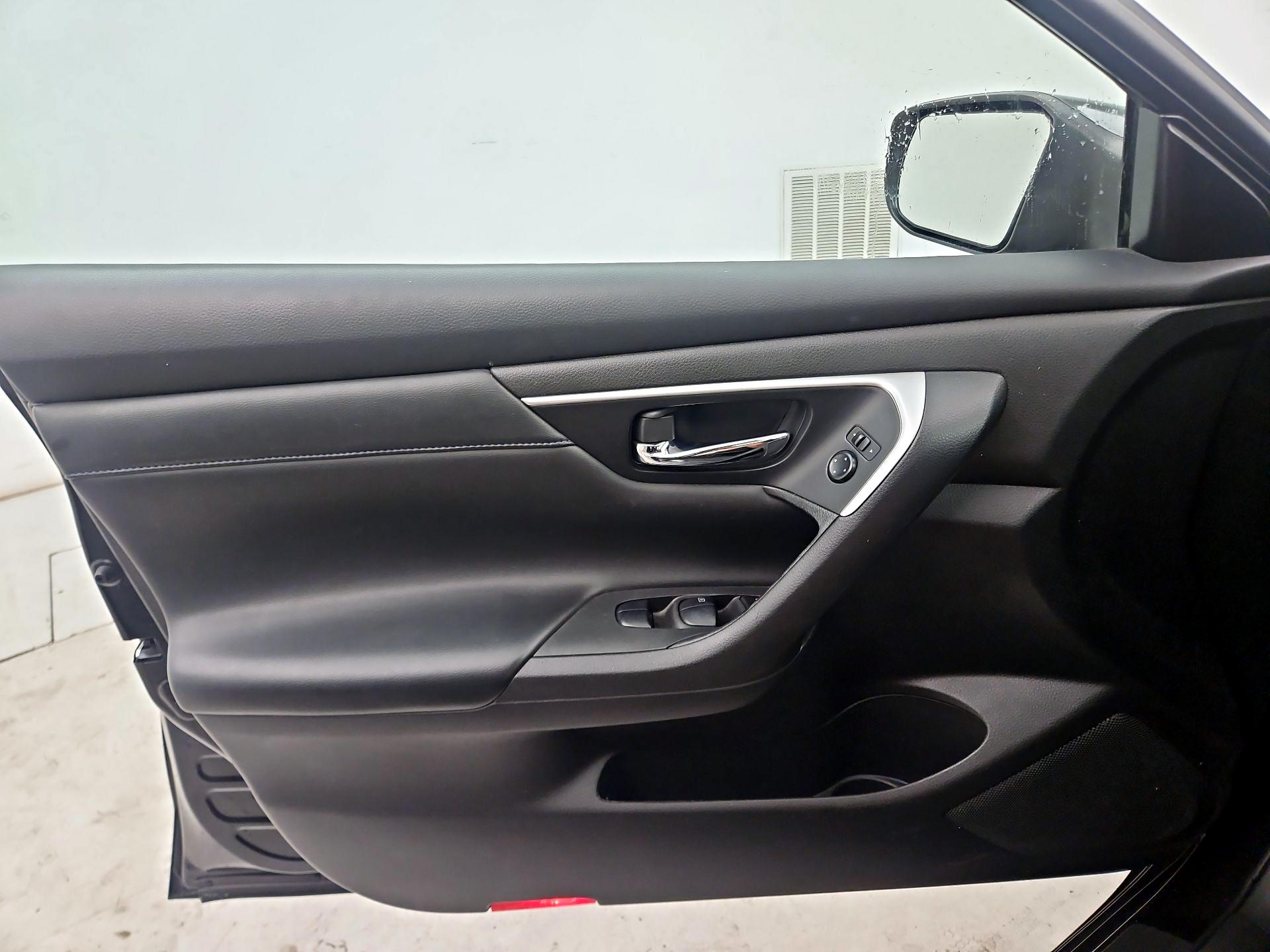 Thumbnail: 2016 Nissan Altima - 12