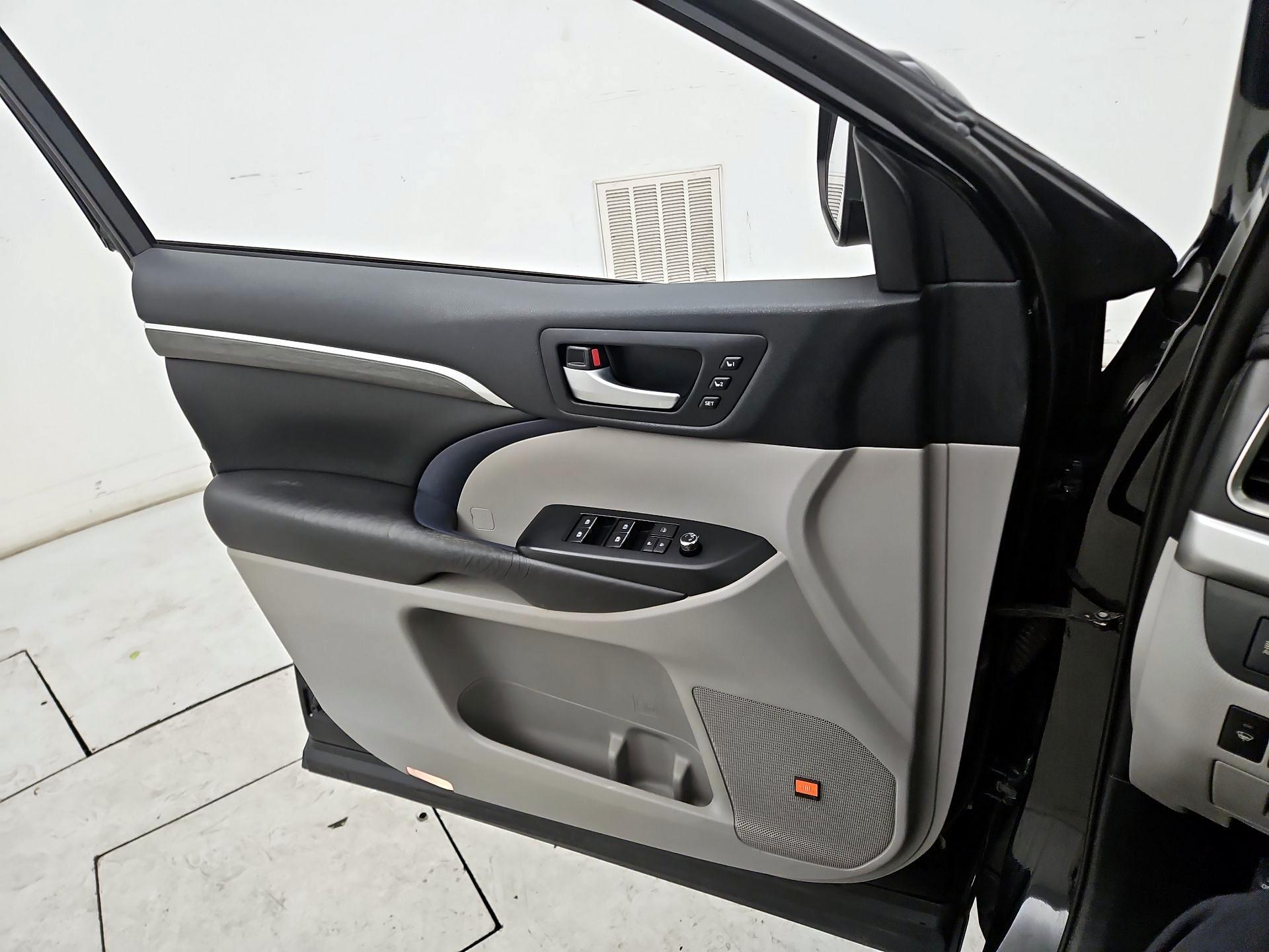 Thumbnail: 2019 Toyota Highlander - 12
