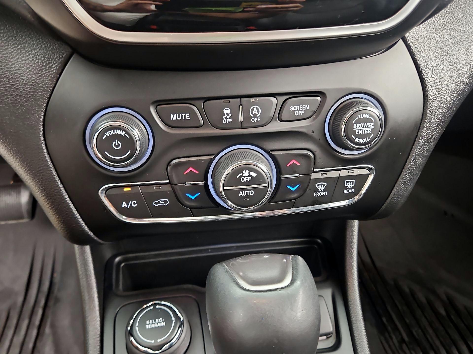 Thumbnail: 2020 Jeep Cherokee - 16