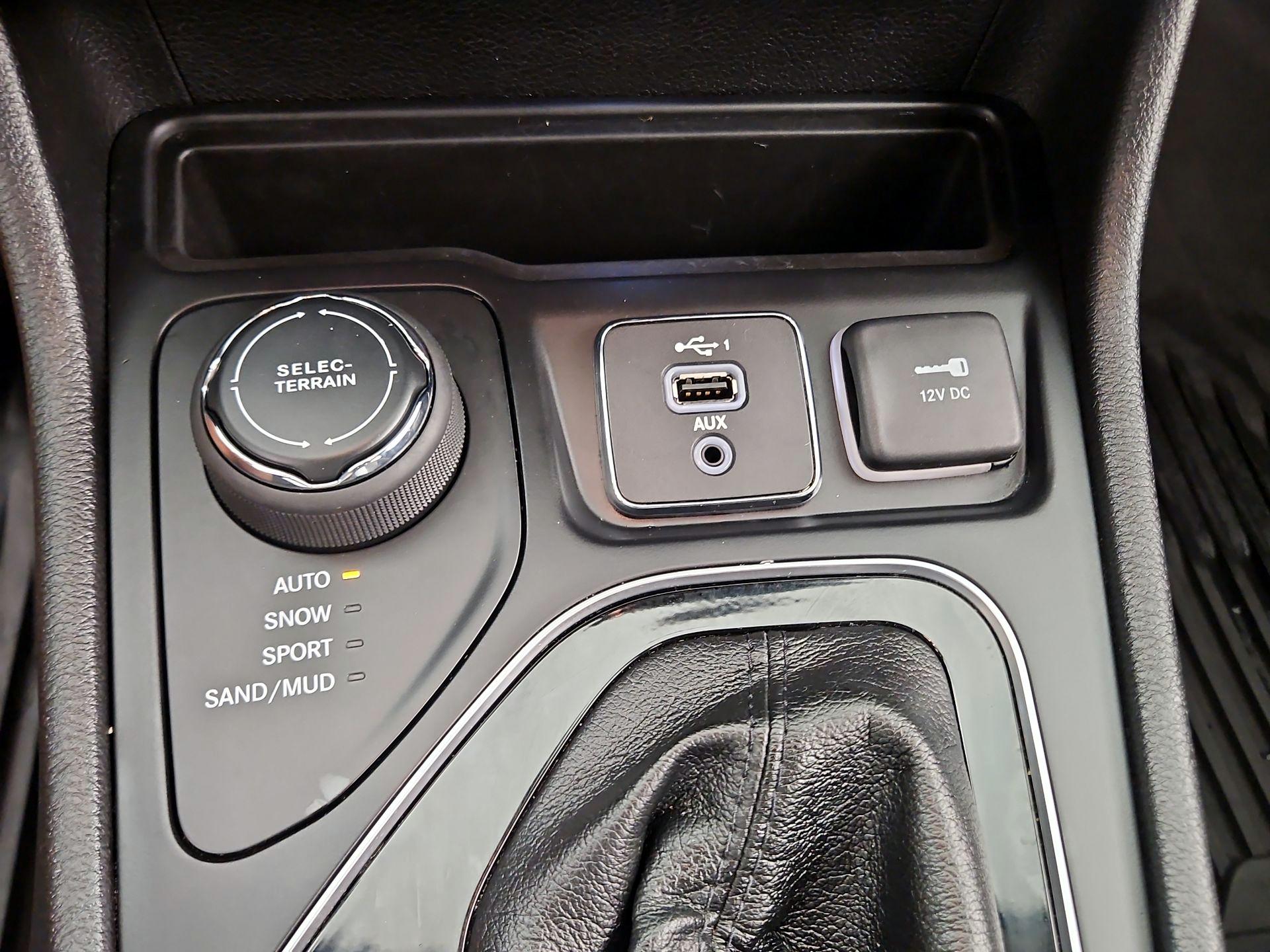 Thumbnail: 2020 Jeep Cherokee - 18