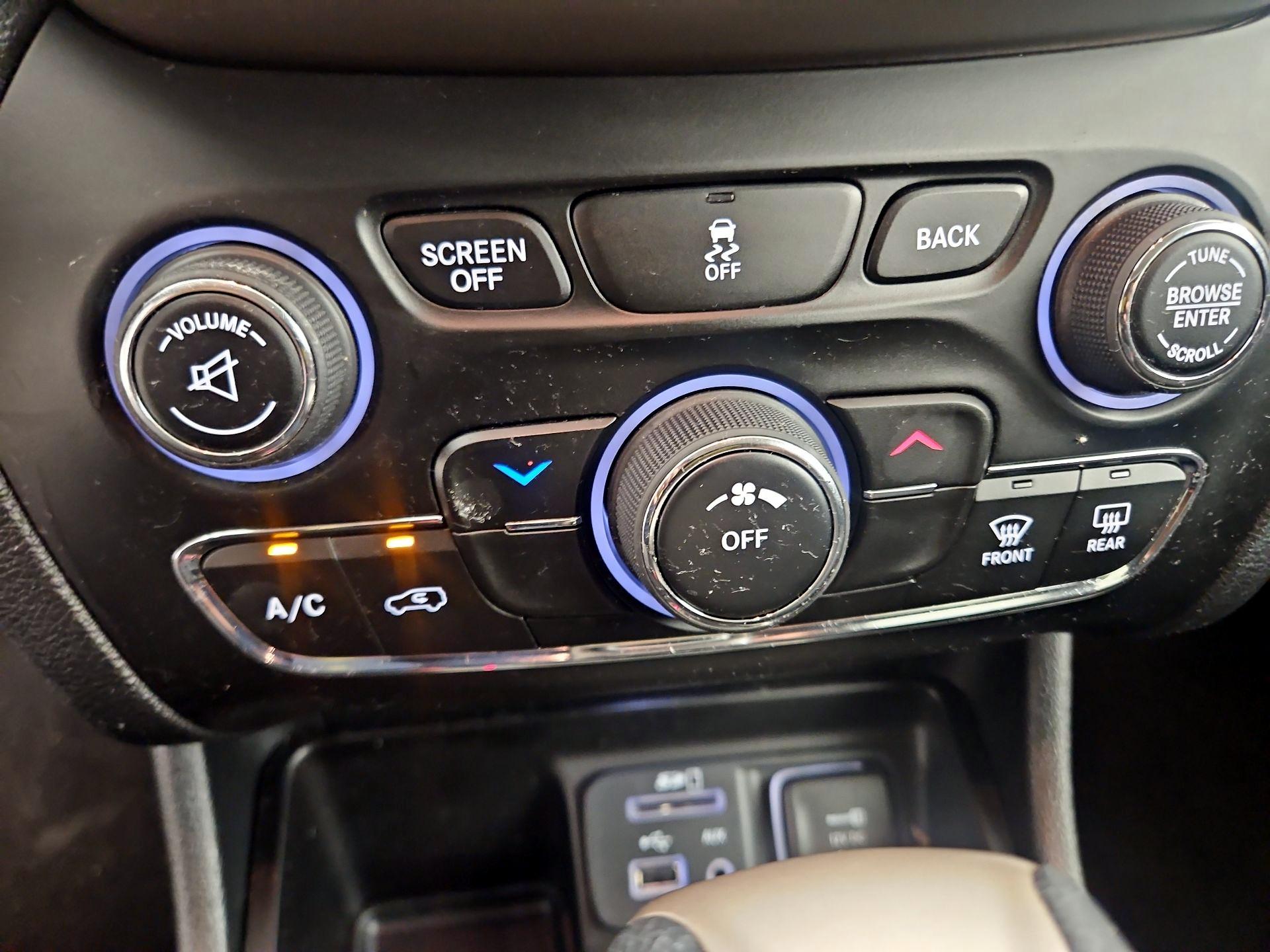 Thumbnail: 2016 Jeep Cherokee - 16
