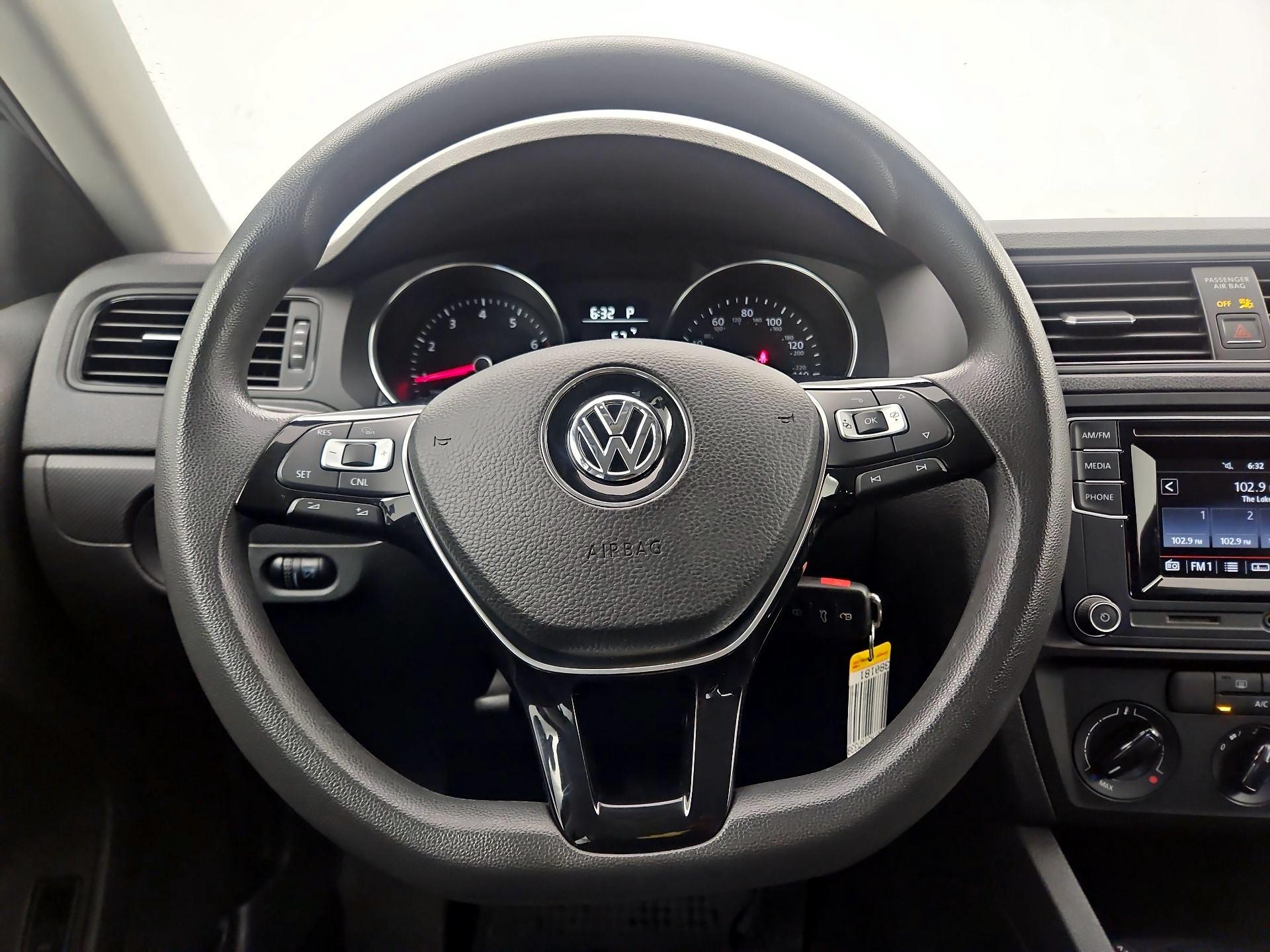 Thumbnail: 2016 Volkswagen Jetta - 10