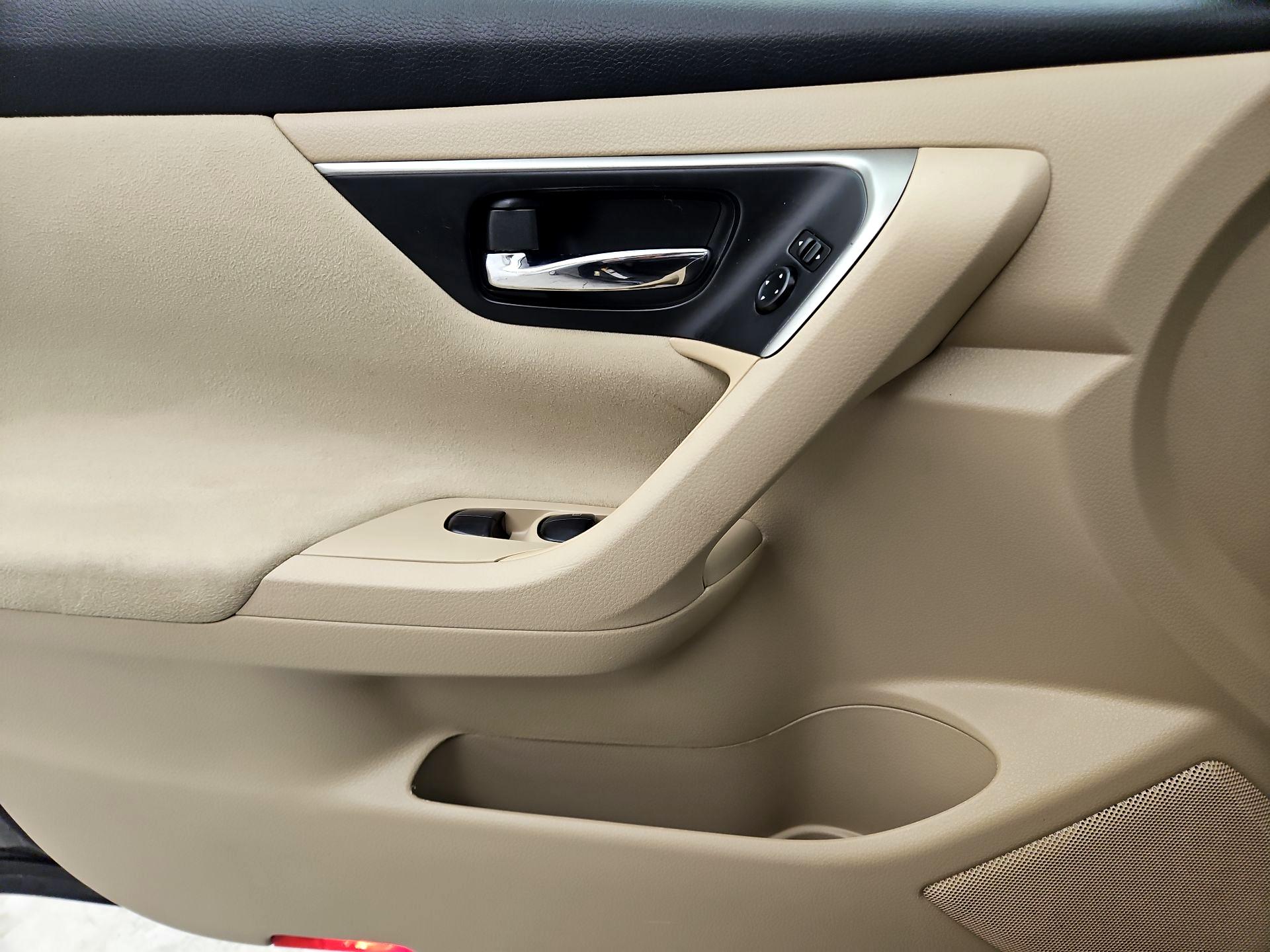 Thumbnail: 2015 Nissan Altima - 12