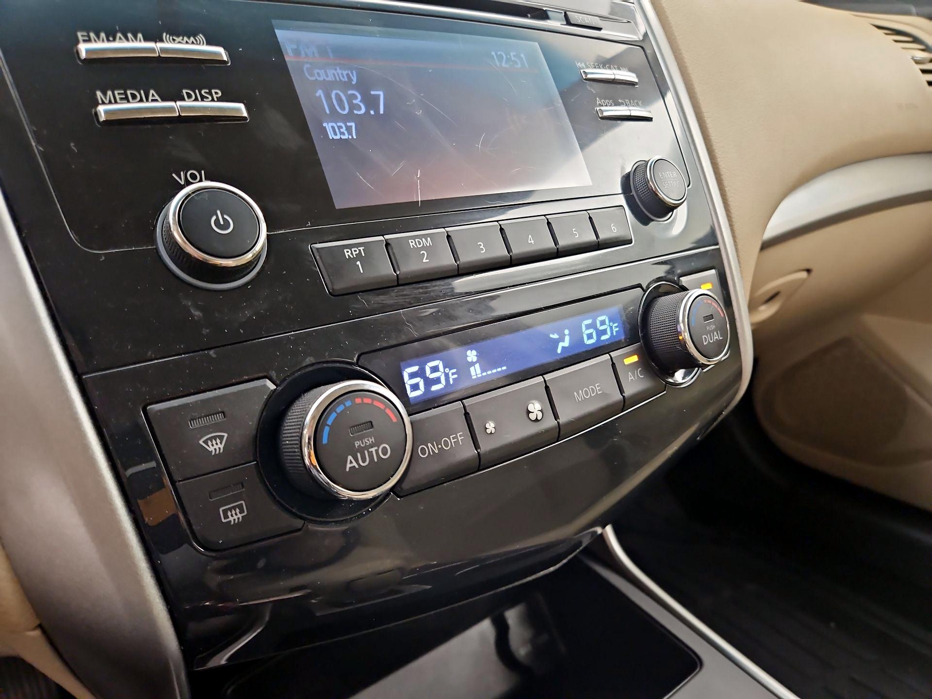 Thumbnail: 2015 Nissan Altima - 16