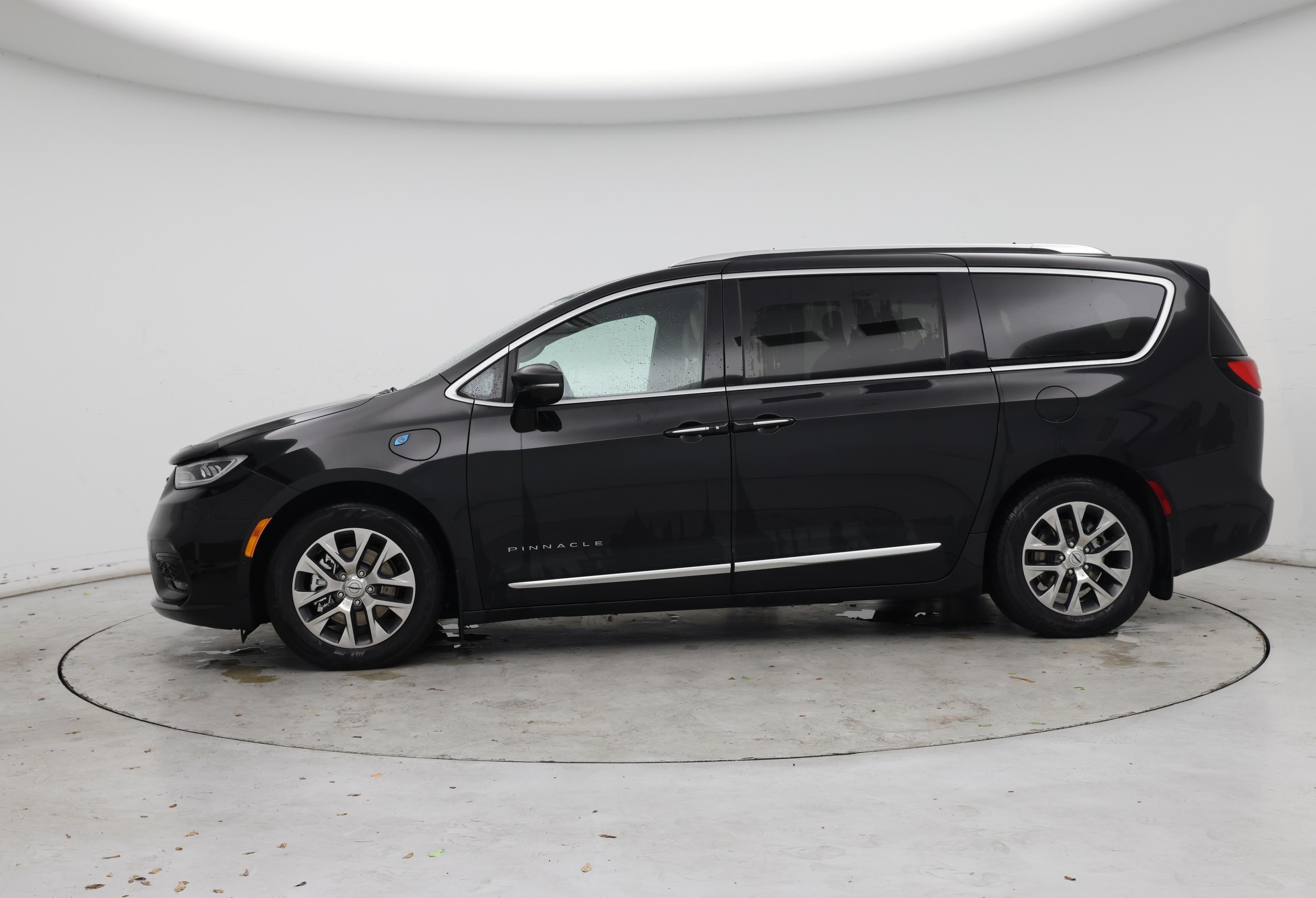Thumbnail: 2023 Chrysler Pacifica - 3