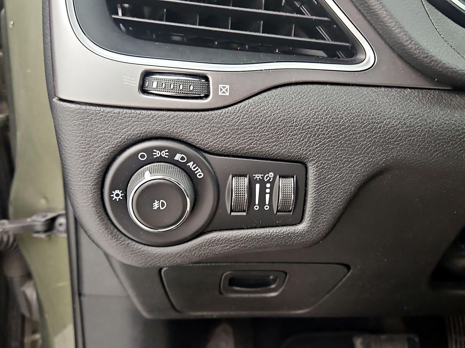 Thumbnail: 2019 Jeep Cherokee - 13