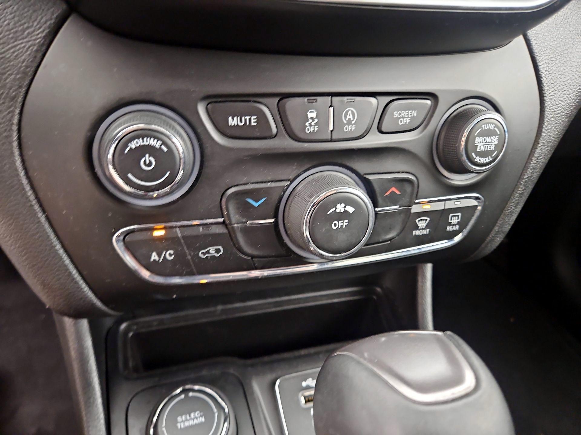 Thumbnail: 2019 Jeep Cherokee - 16