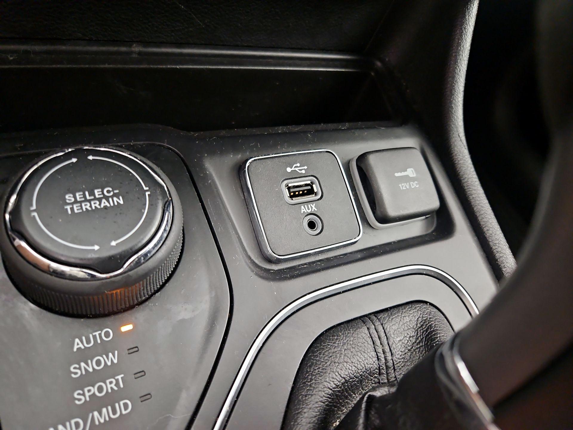 Thumbnail: 2019 Jeep Cherokee - 18