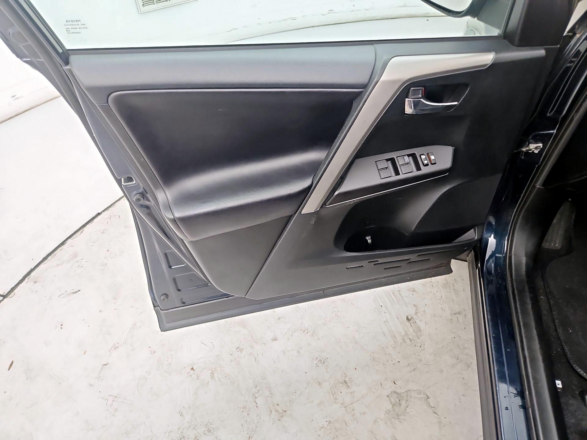 Thumbnail: 2018 Toyota RAV4 - 12