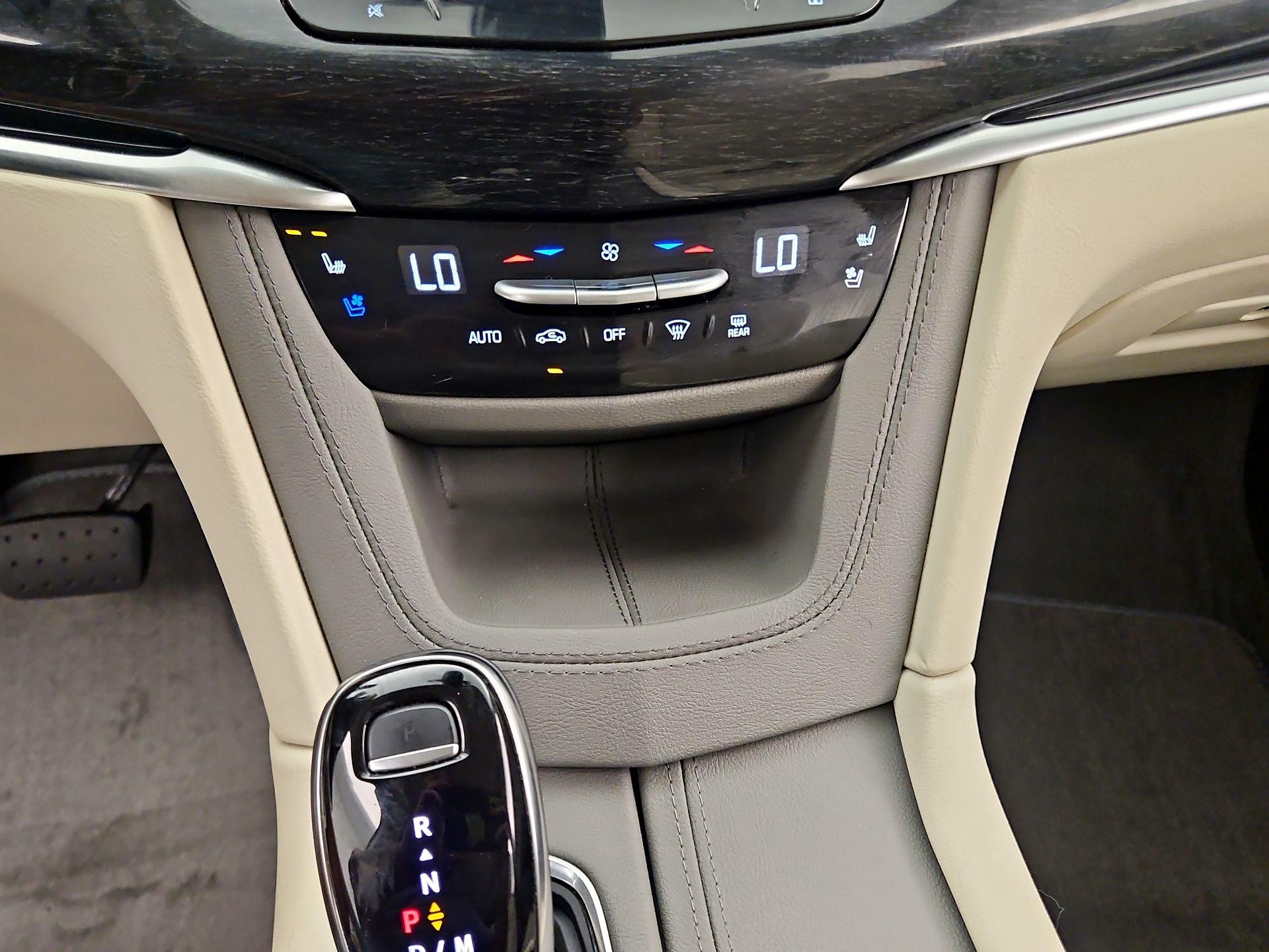 Thumbnail: 2023 Cadillac XT6 - 16