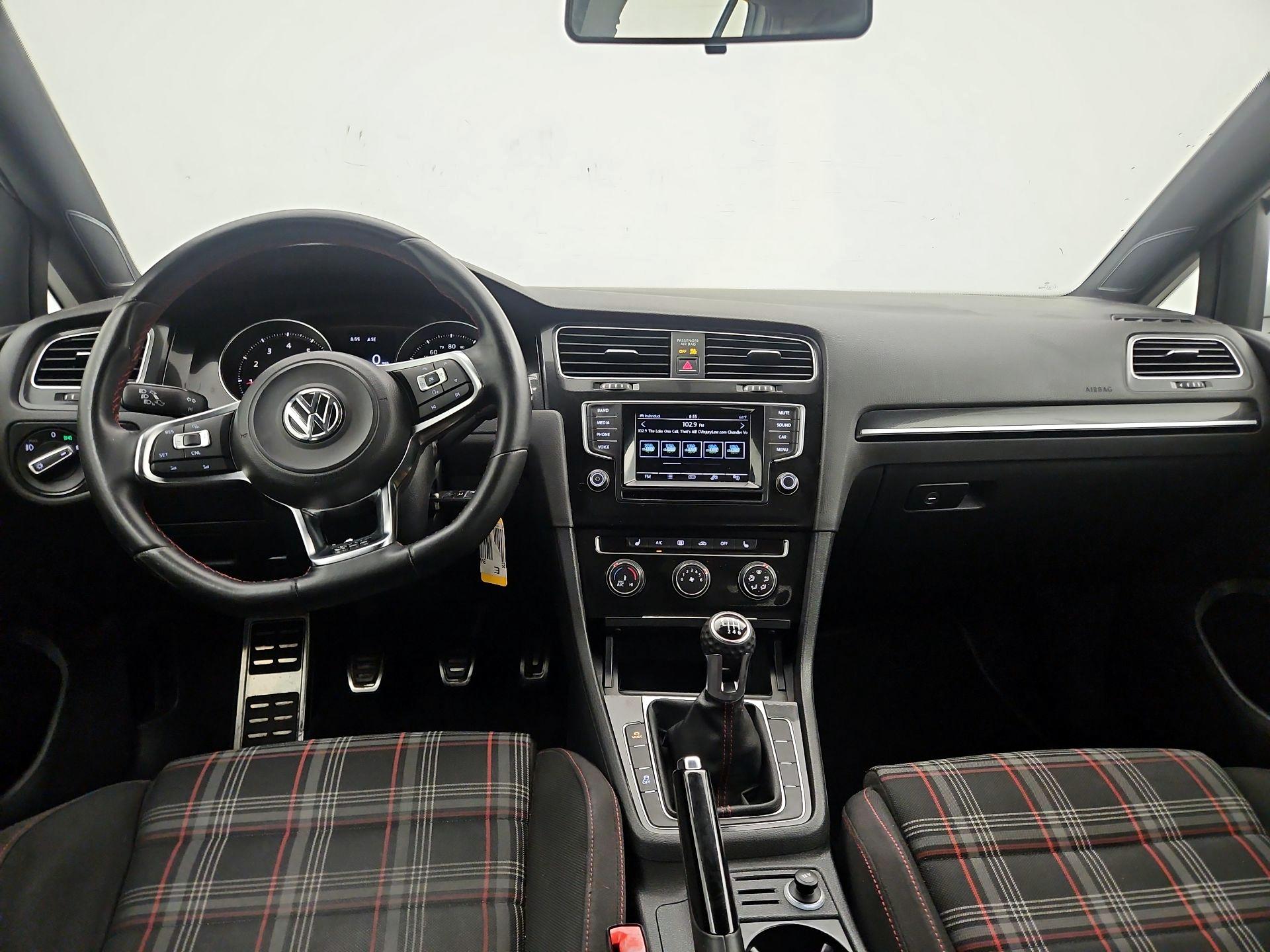 Thumbnail: 2015 Volkswagen Golf - 9