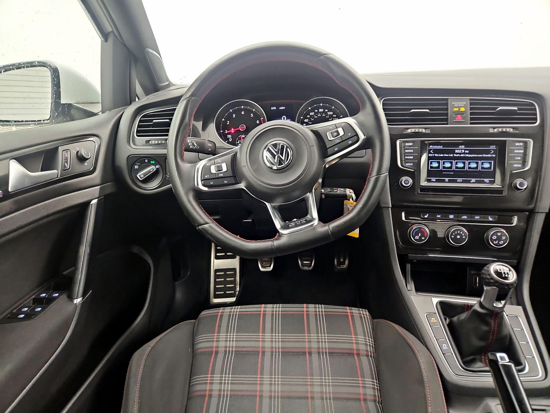 Thumbnail: 2015 Volkswagen Golf - 10
