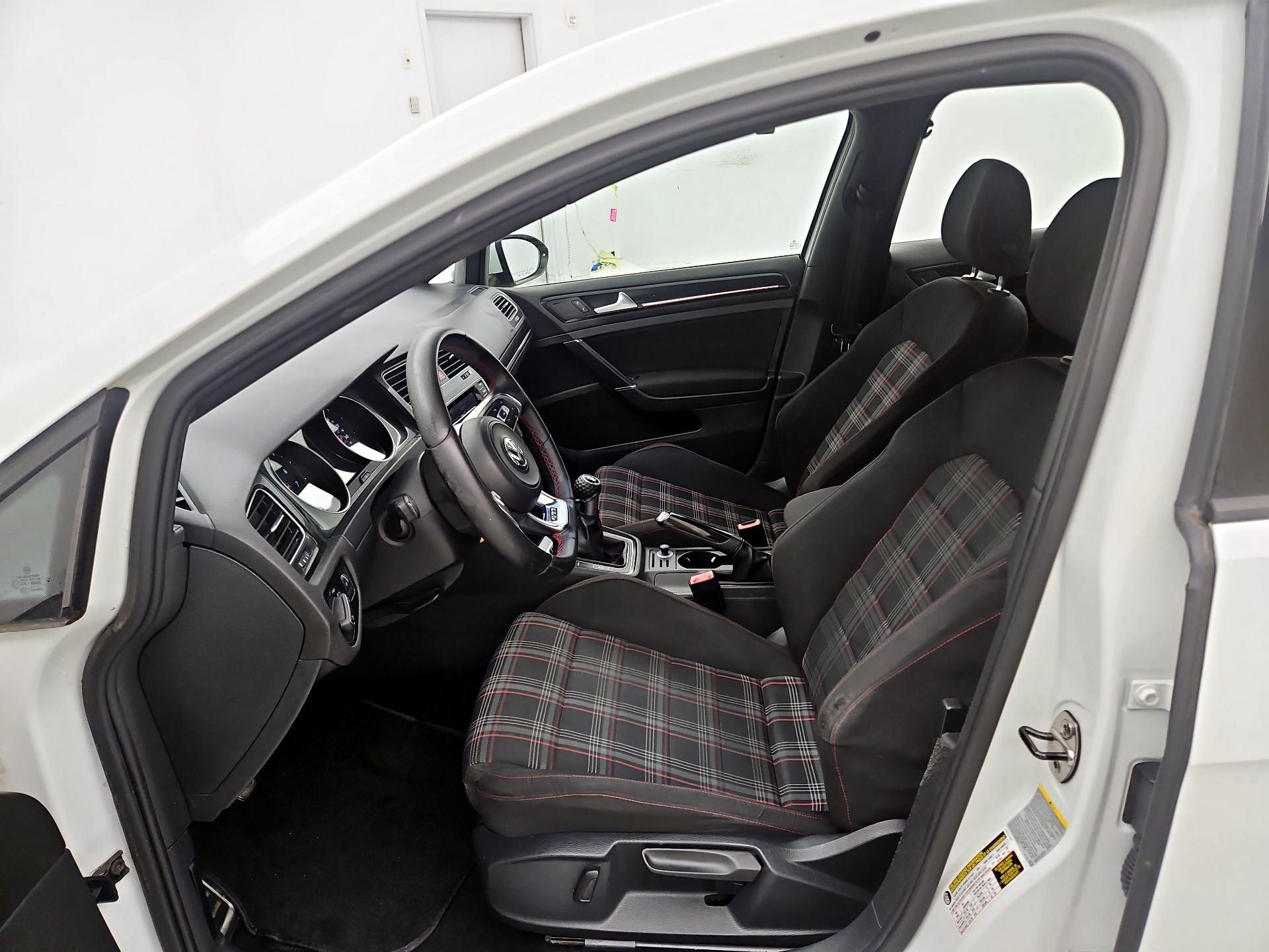 Thumbnail: 2015 Volkswagen Golf - 11