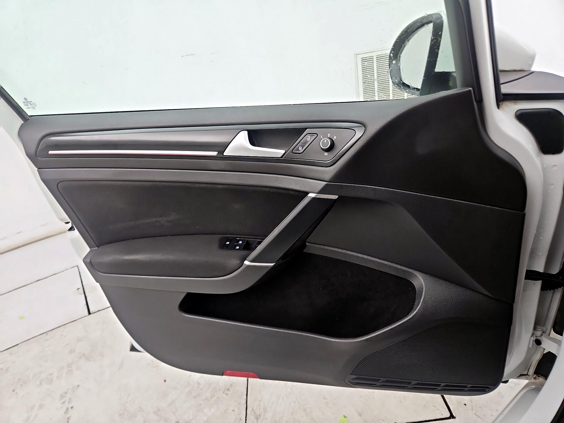 Thumbnail: 2015 Volkswagen Golf - 12