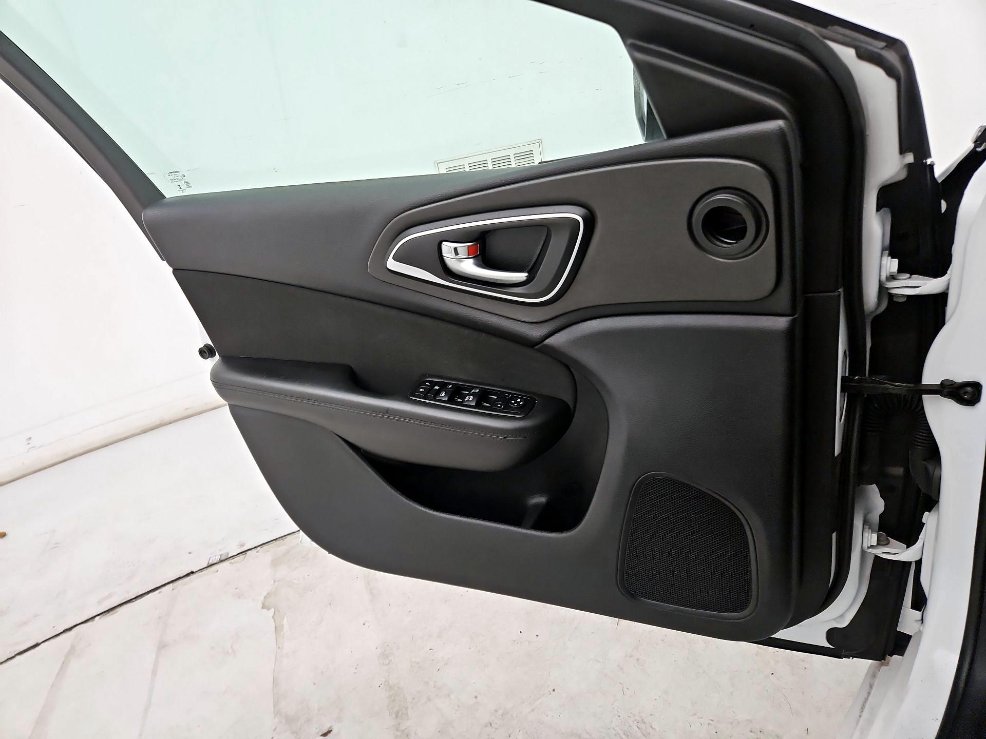 Thumbnail: 2015 Chrysler 200 - 12