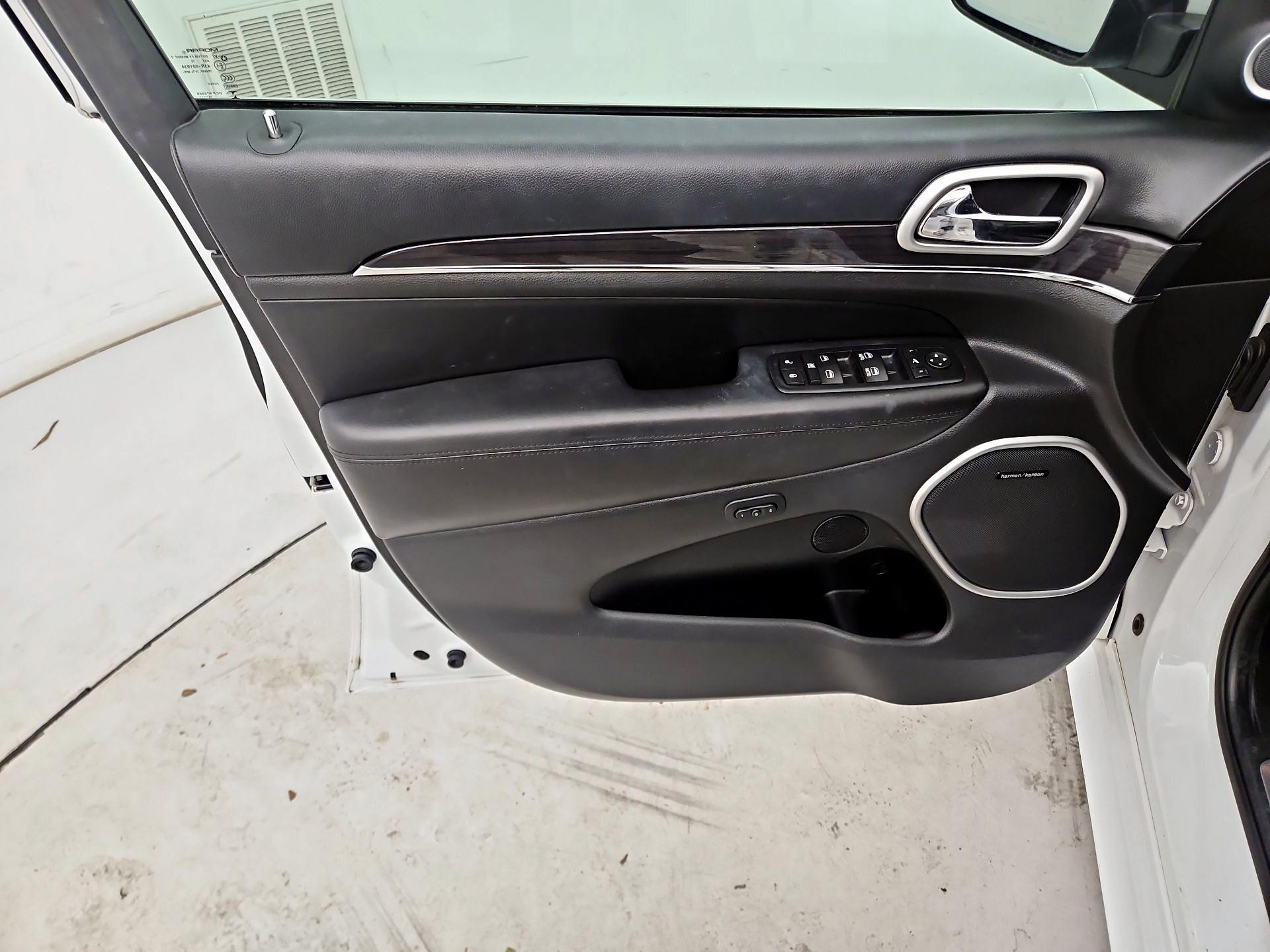 Thumbnail: 2015 Jeep Grand Cherokee - 12