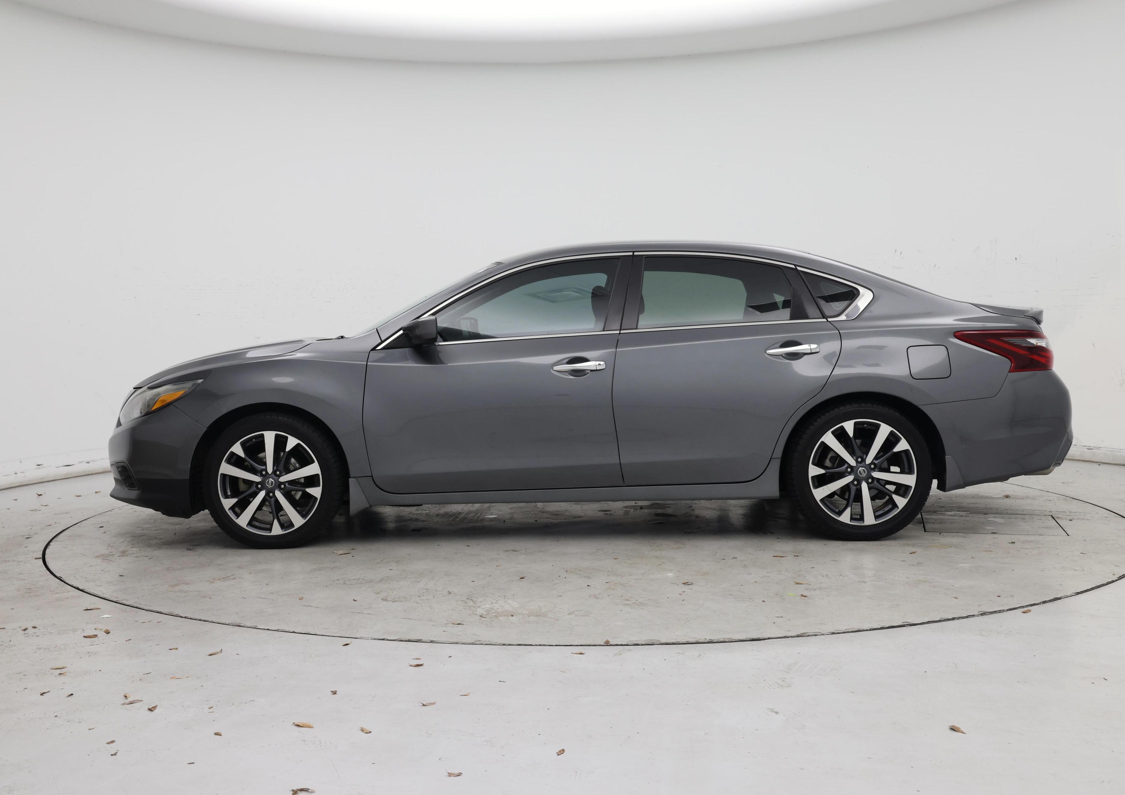 Thumbnail: 2017 Nissan Altima - 3