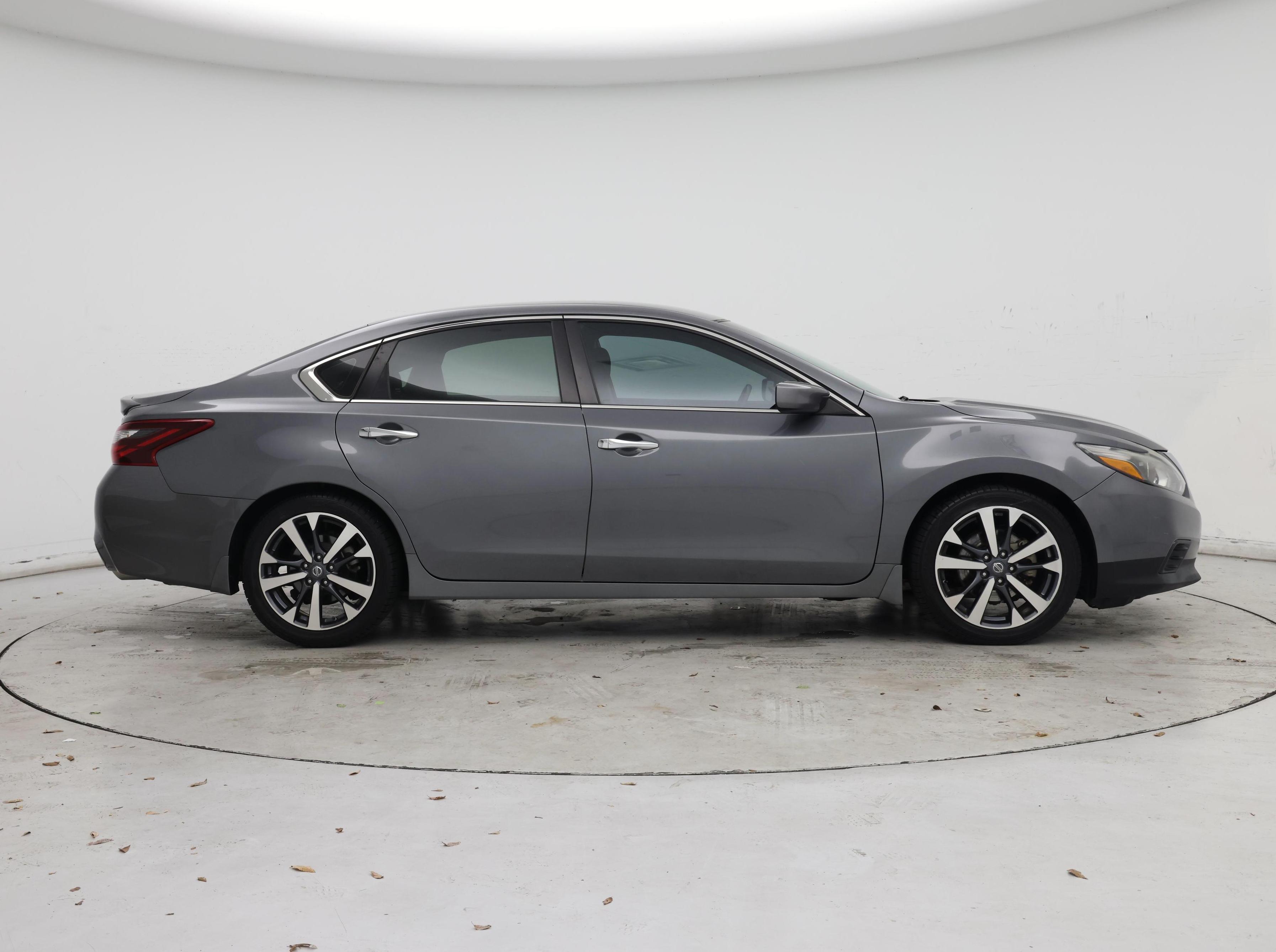 Thumbnail: 2017 Nissan Altima - 7