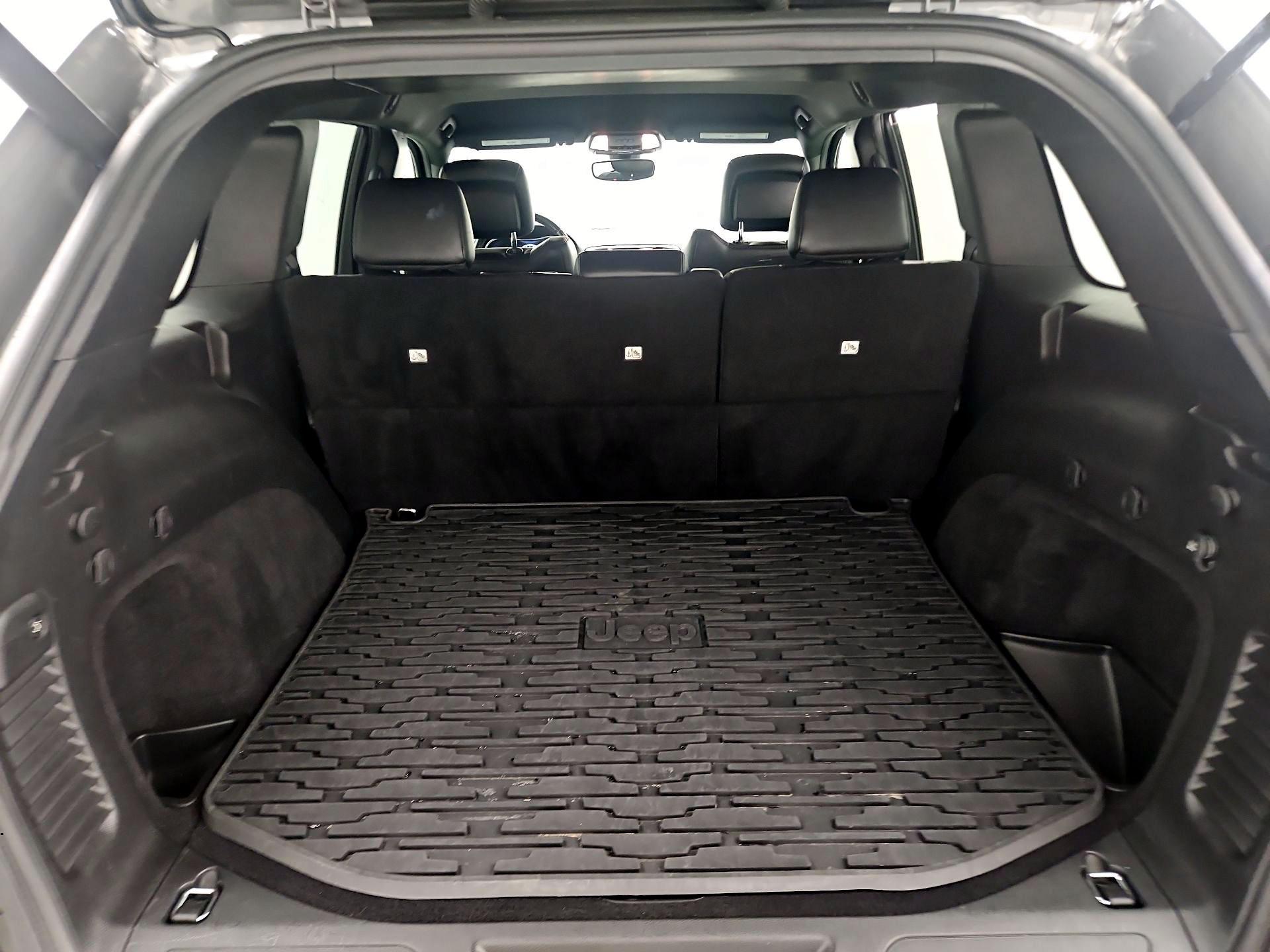 Thumbnail: 2020 Jeep Grand Cherokee - 20