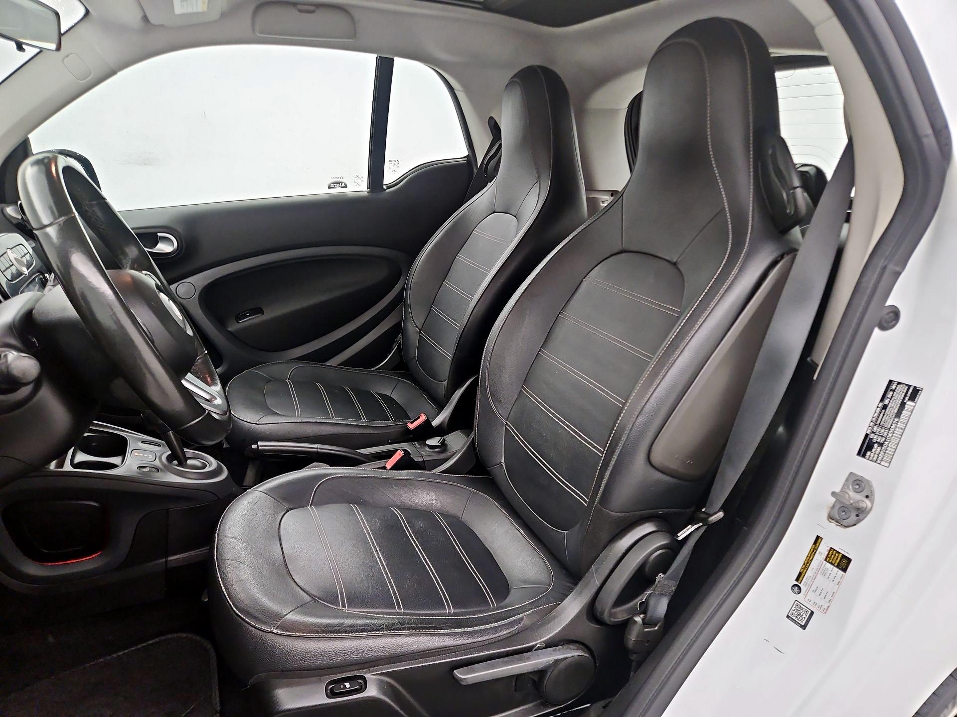 Thumbnail: 2016 smart fortwo - 11