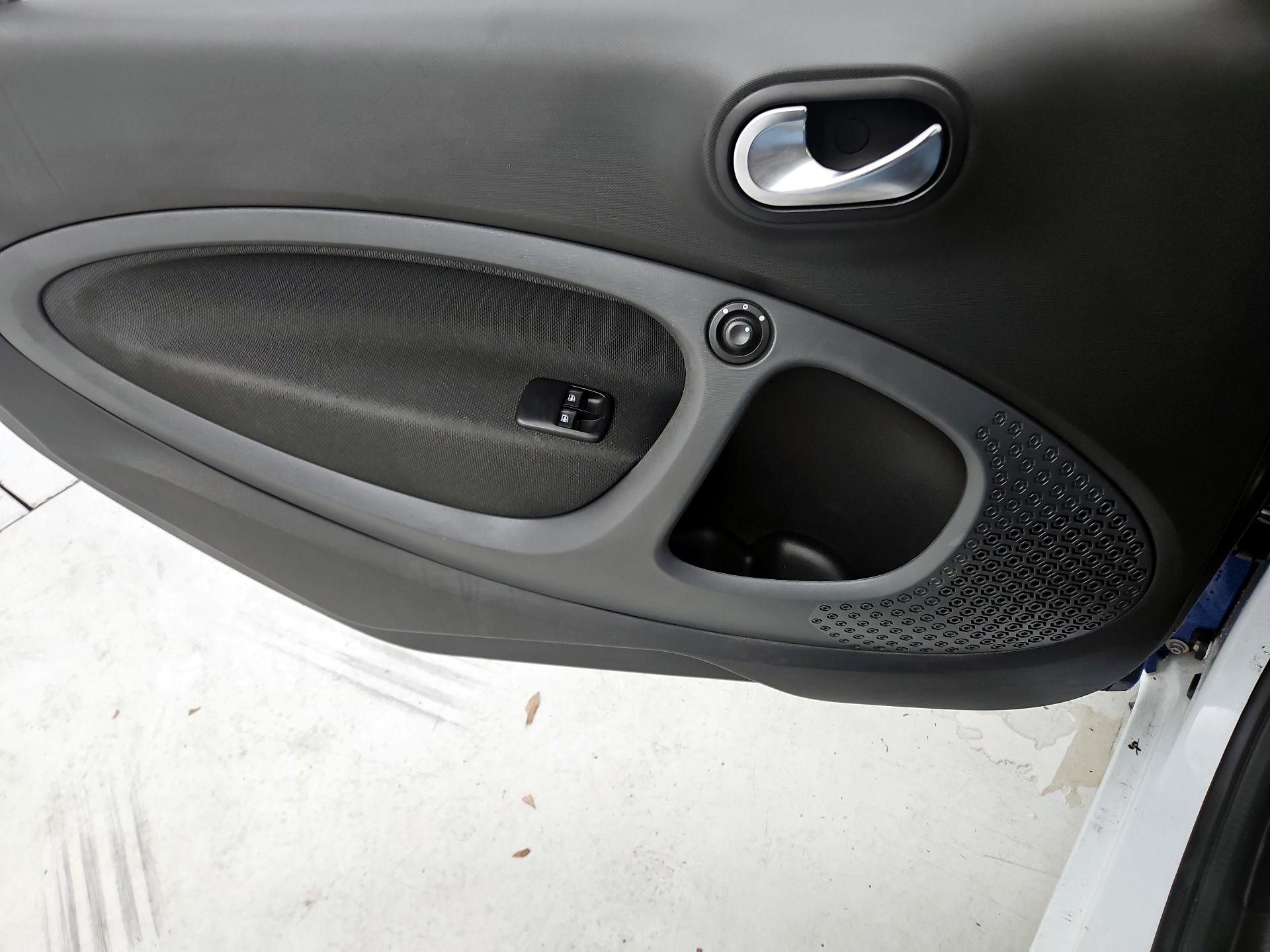 Thumbnail: 2016 smart fortwo - 12