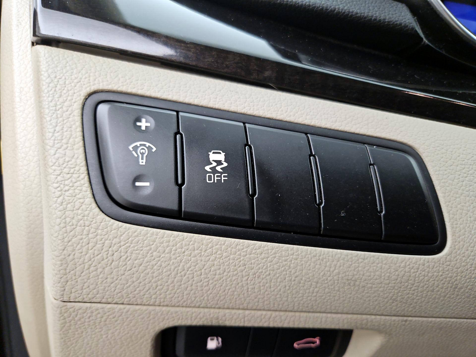 Thumbnail: 2016 Kia Cadenza - 13