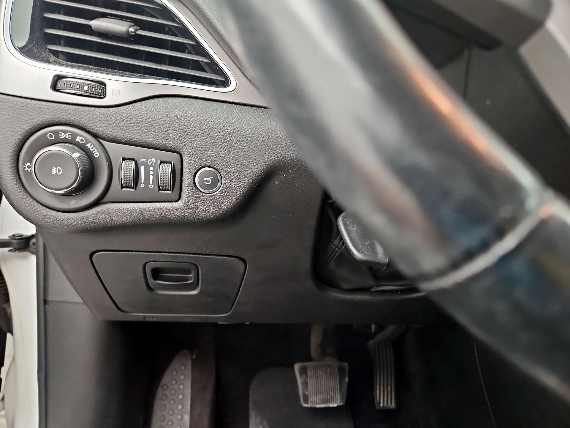 Thumbnail: 2019 Jeep Cherokee - 13