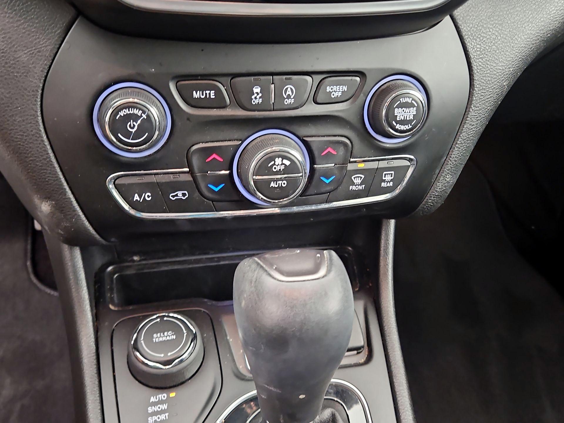 Thumbnail: 2019 Jeep Cherokee - 16