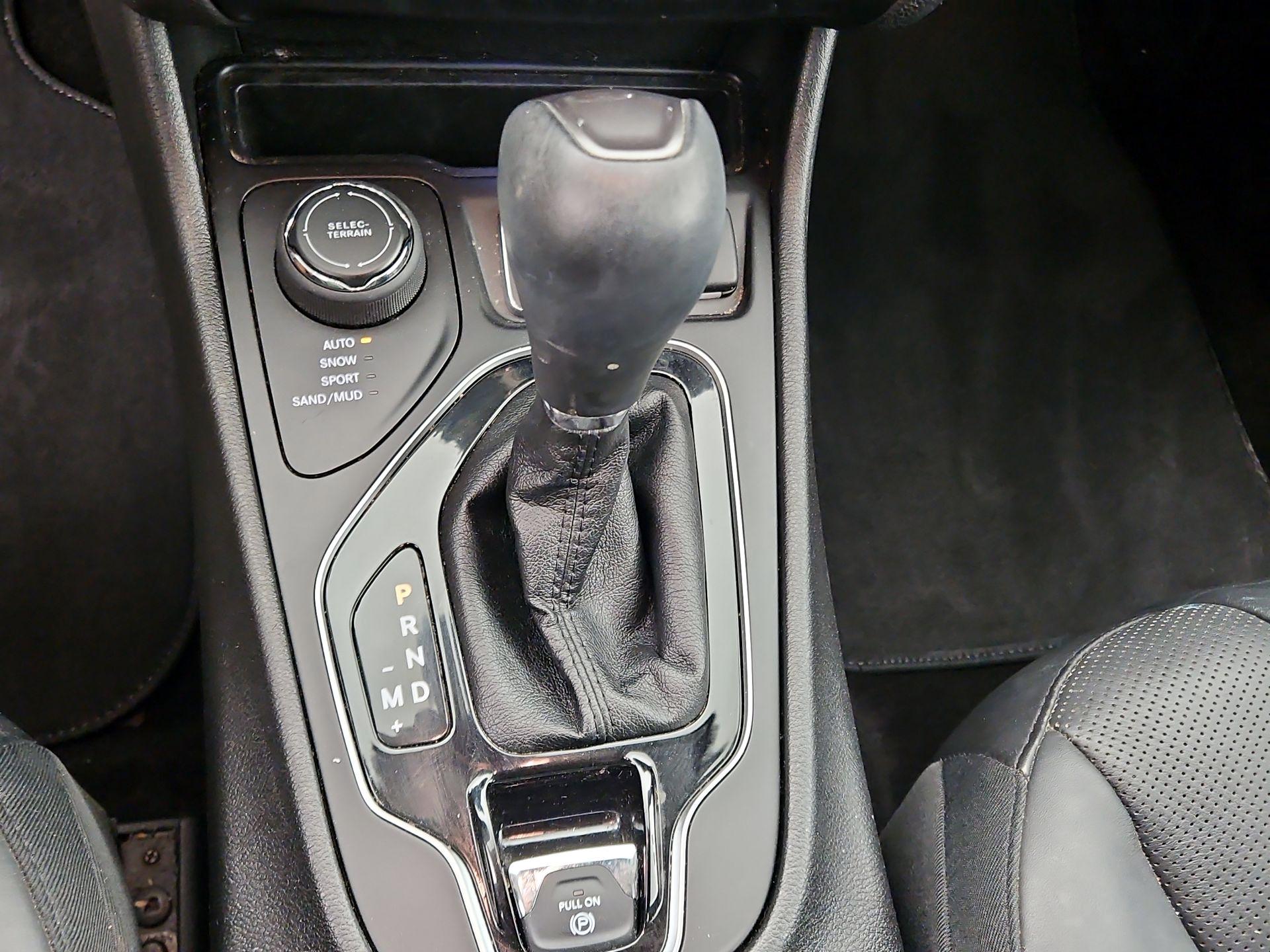 Thumbnail: 2019 Jeep Cherokee - 17