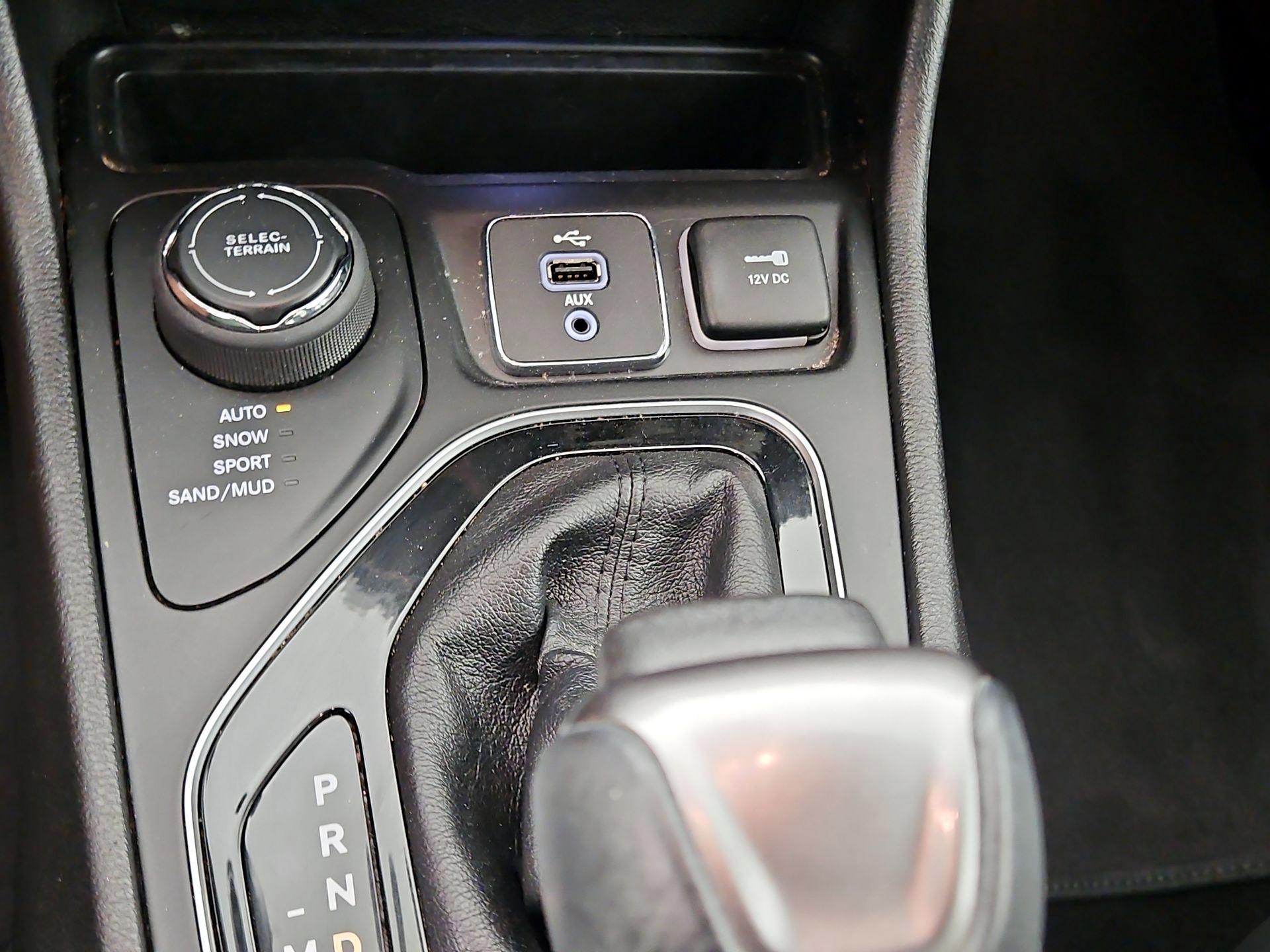 Thumbnail: 2019 Jeep Cherokee - 18