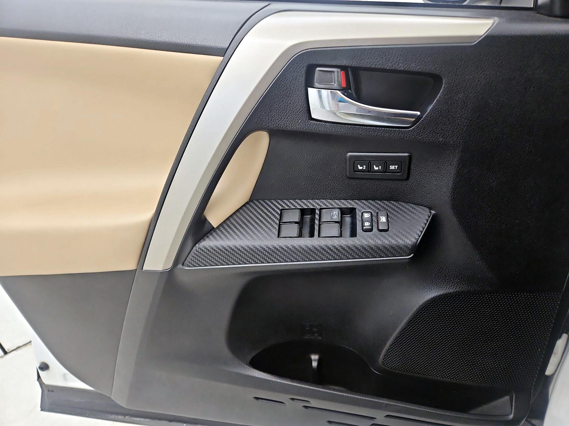 Thumbnail: 2015 Toyota RAV4 - 12