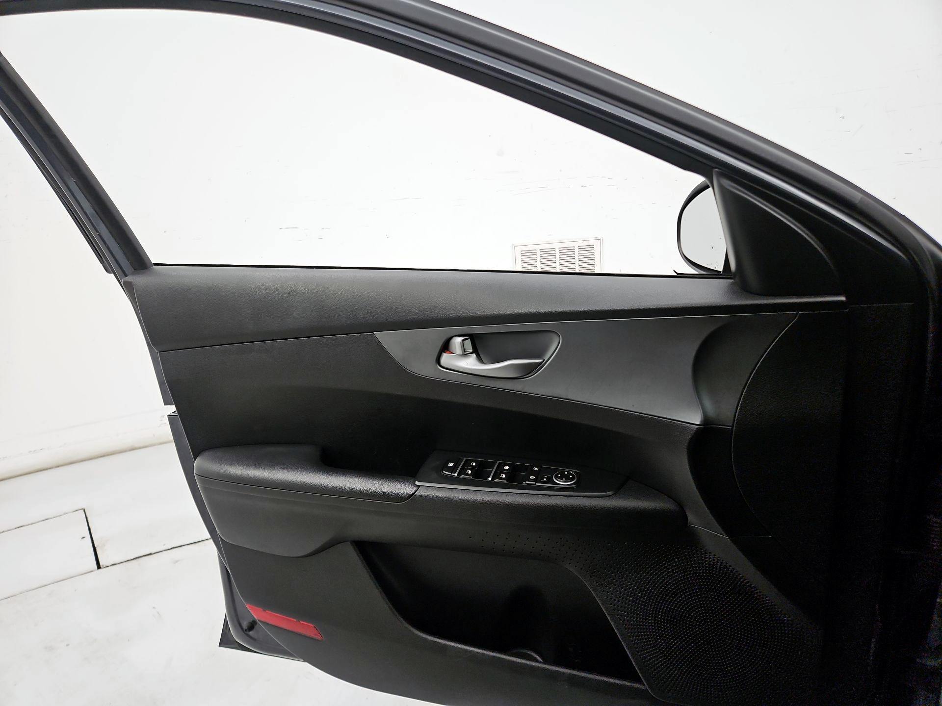 Thumbnail: 2019 Kia Forte - 12