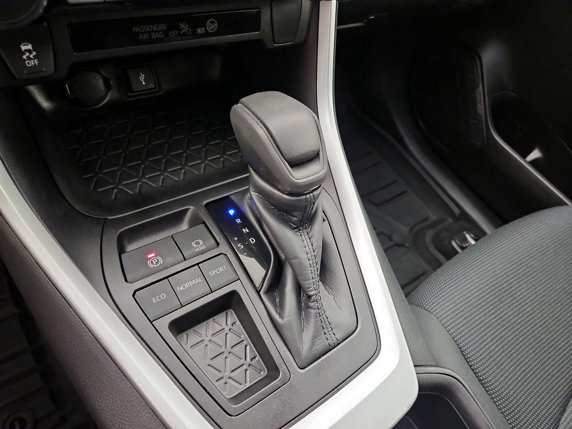 Thumbnail: 2022 Toyota RAV4 - 17