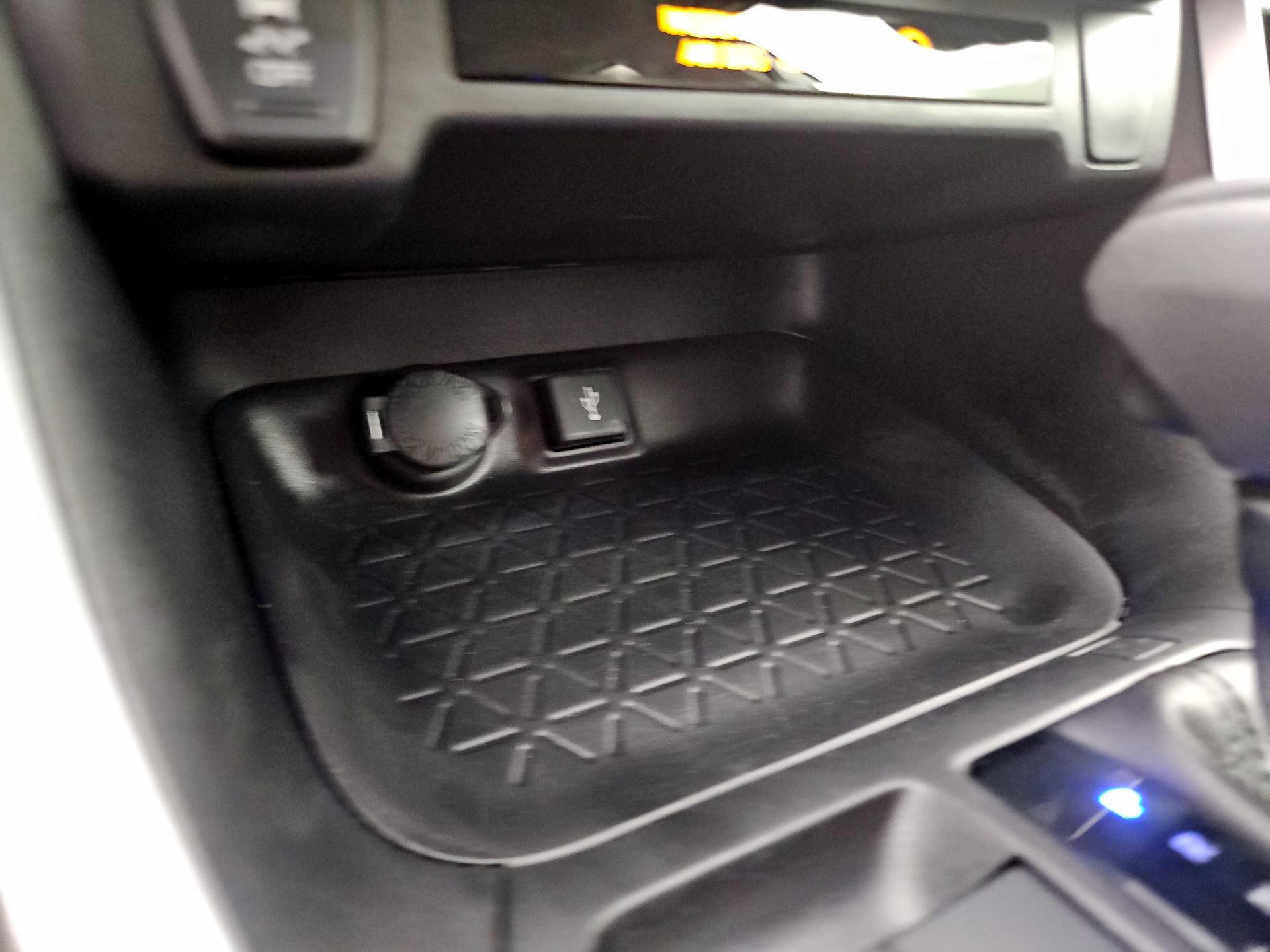 Thumbnail: 2022 Toyota RAV4 - 18