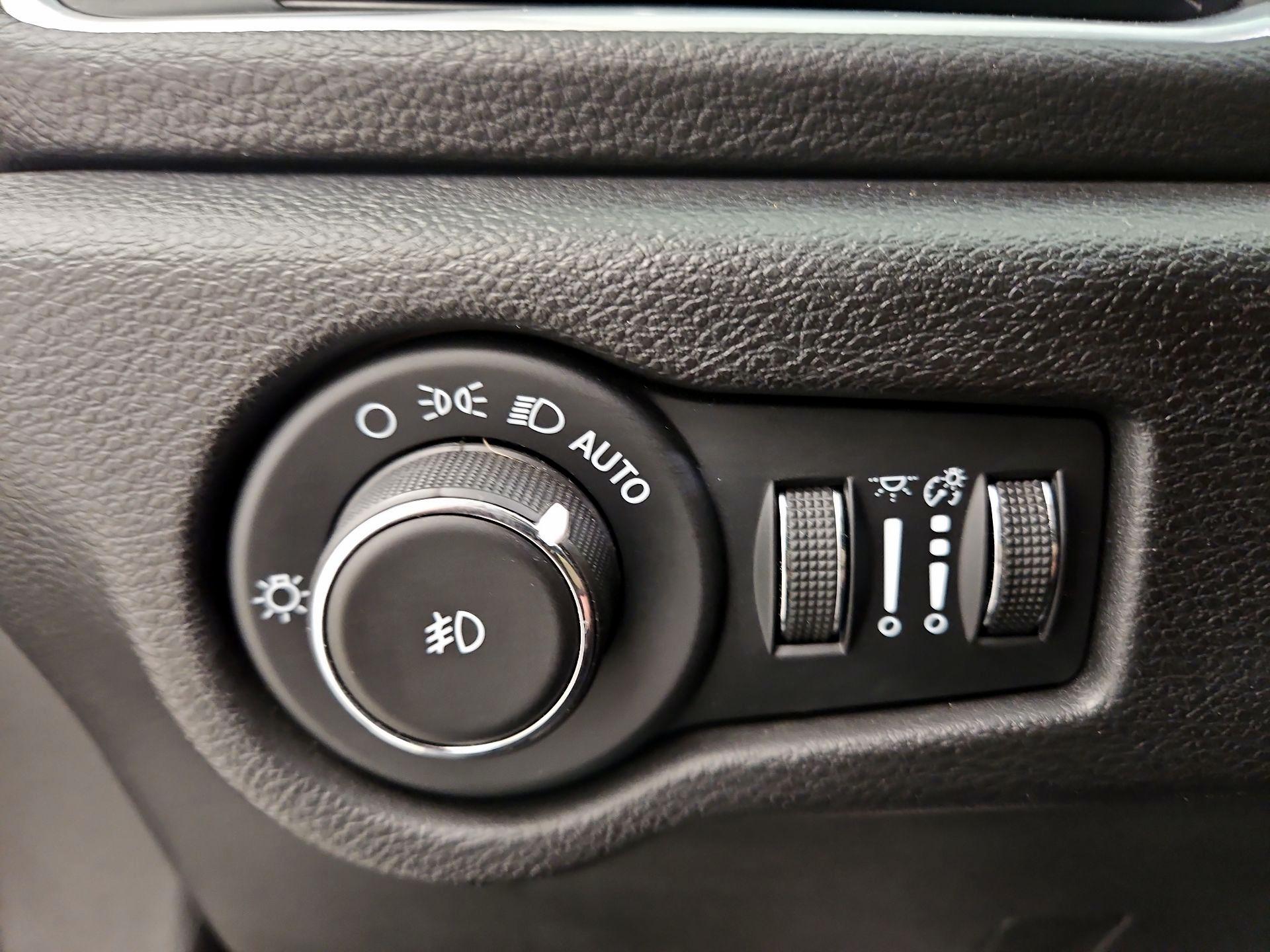 Thumbnail: 2023 Chrysler Pacifica - 13