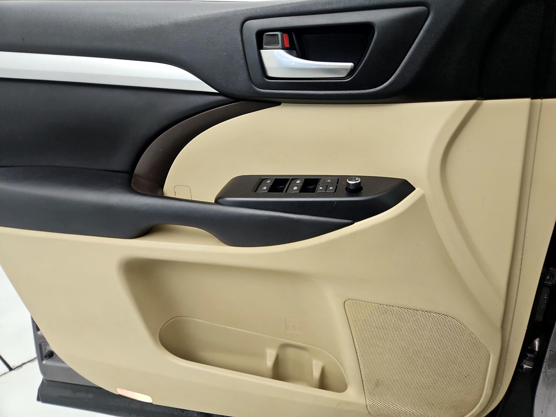 Thumbnail: 2018 Toyota Highlander - 12