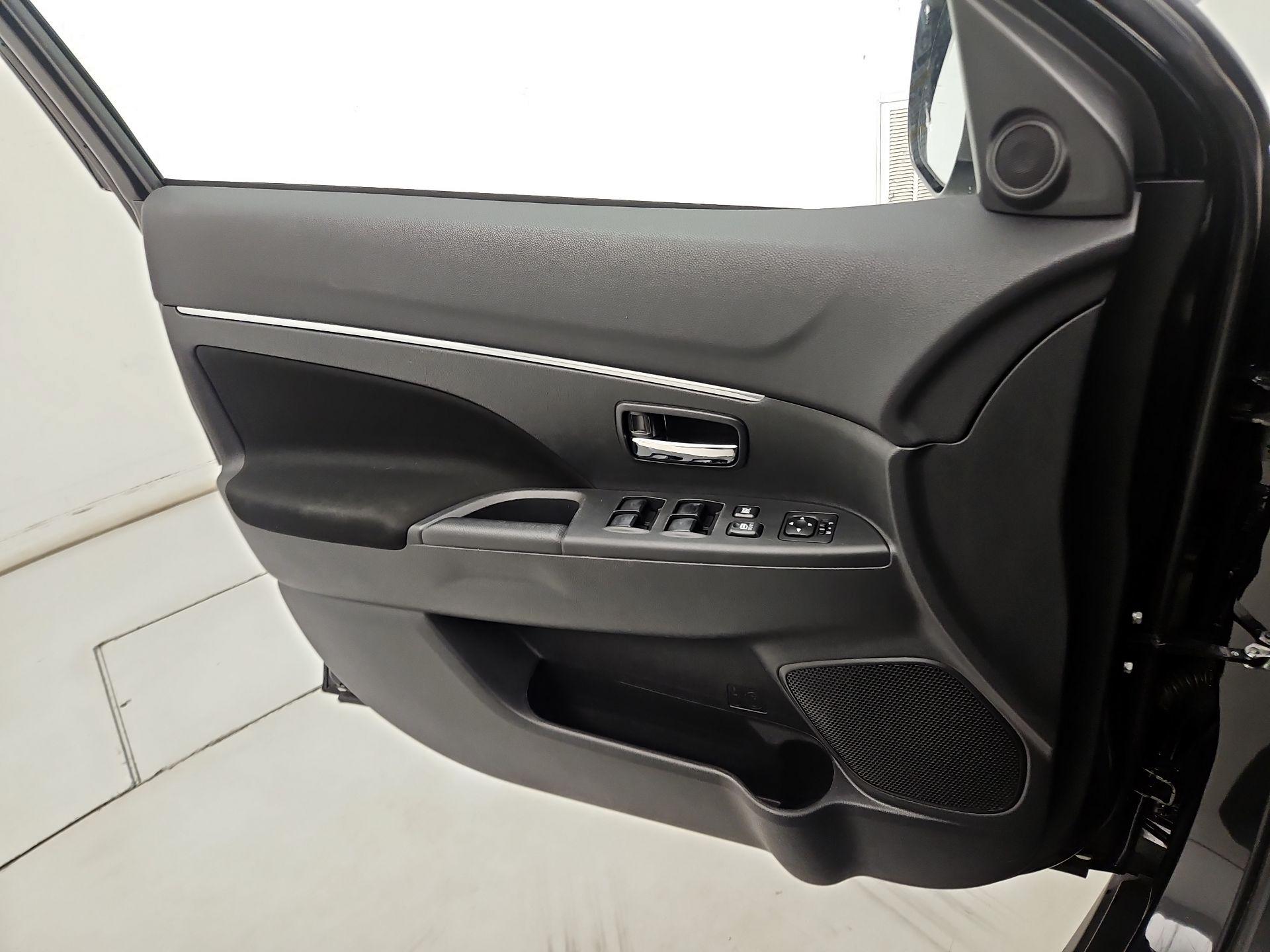 Thumbnail: 2021 Mitsubishi Outlander Sport - 12