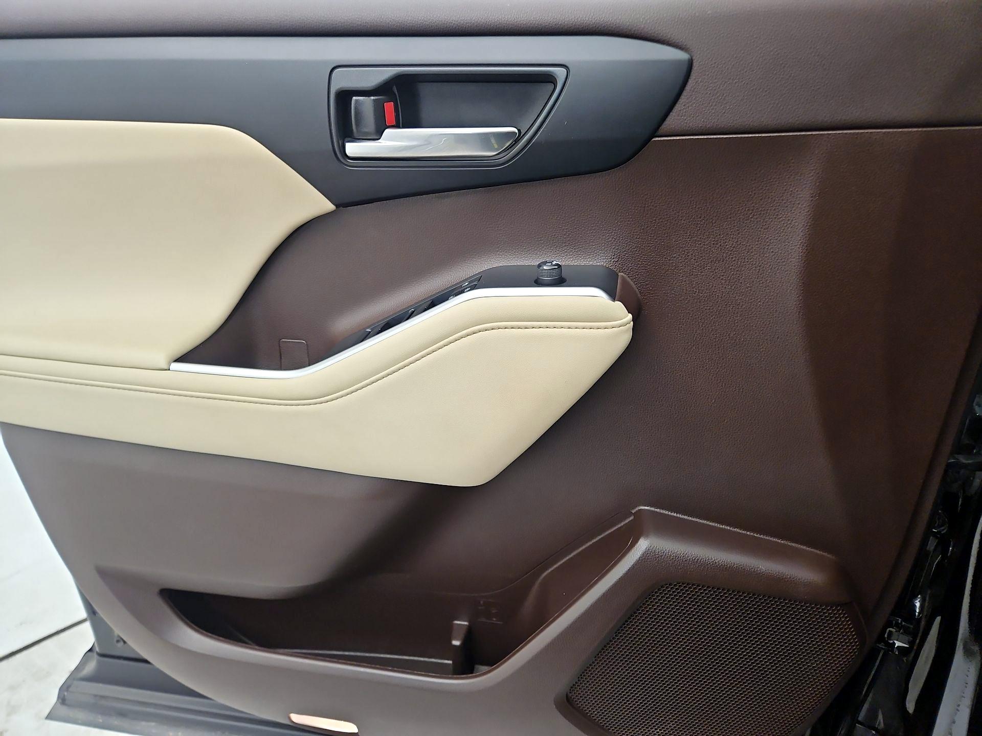 Thumbnail: 2022 Toyota Highlander - 12